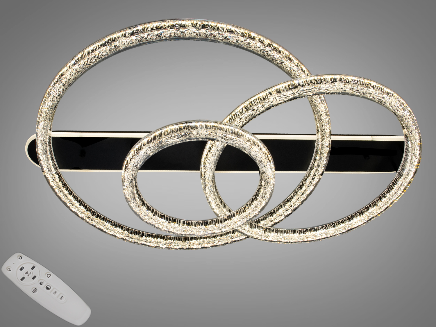 Світильник з двома переплетеними кільцями, інкрустованими кристалами. В комплекті пульт дистанційного керування для регулювання яскравості.