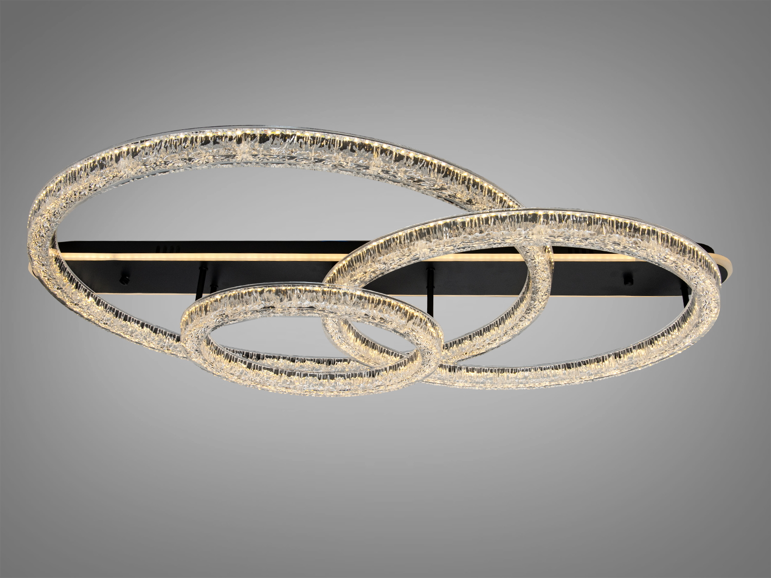 Світильник з двома кільцями на золотистій основі, що підходить для сучасного інтер′єру. Кільця розташовані паралельно.