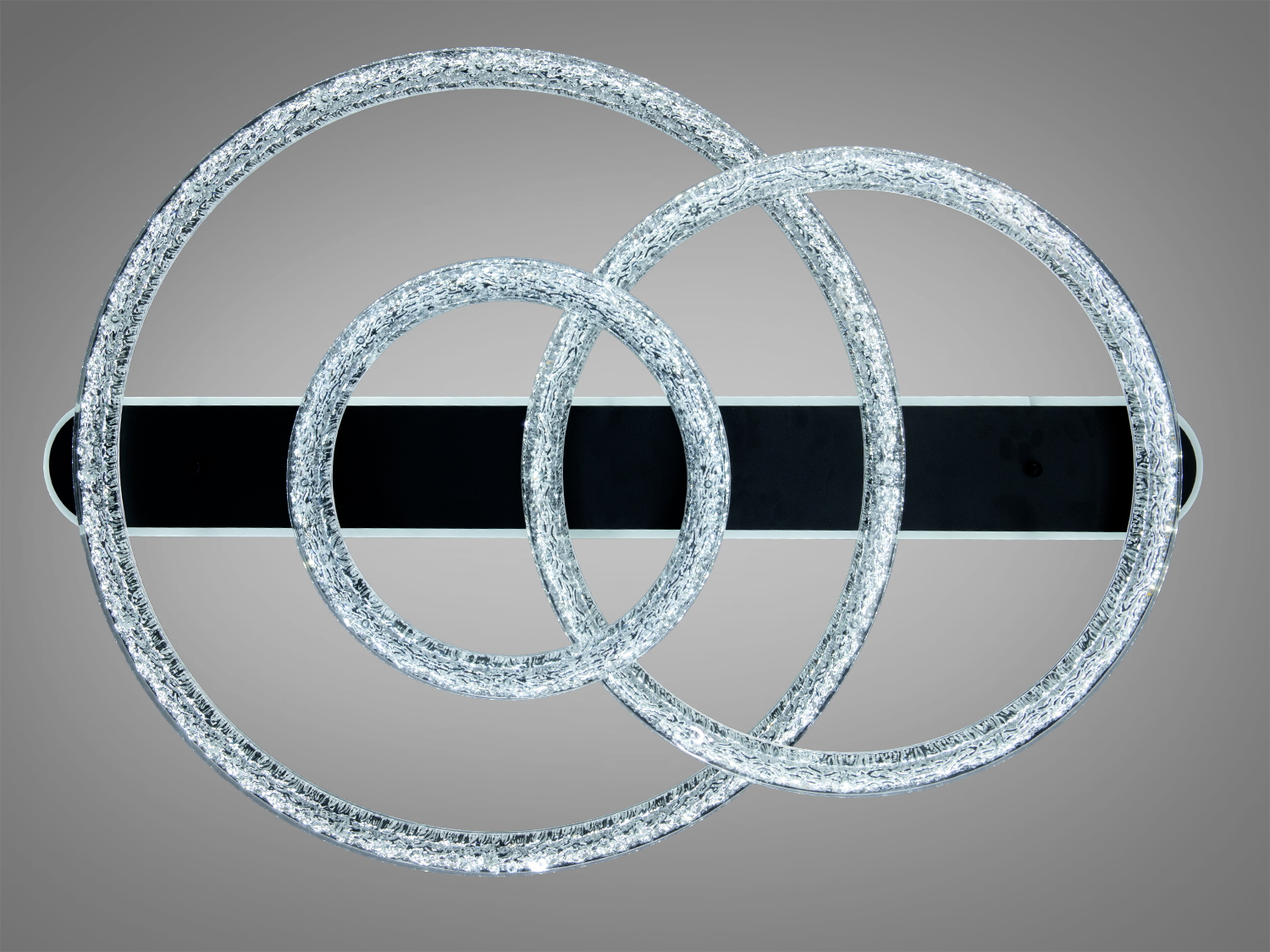 Світильник з двома кільцями, що перетинаються, на сріблястій основі. Ідеальний для стельового монтажу у вітальні.