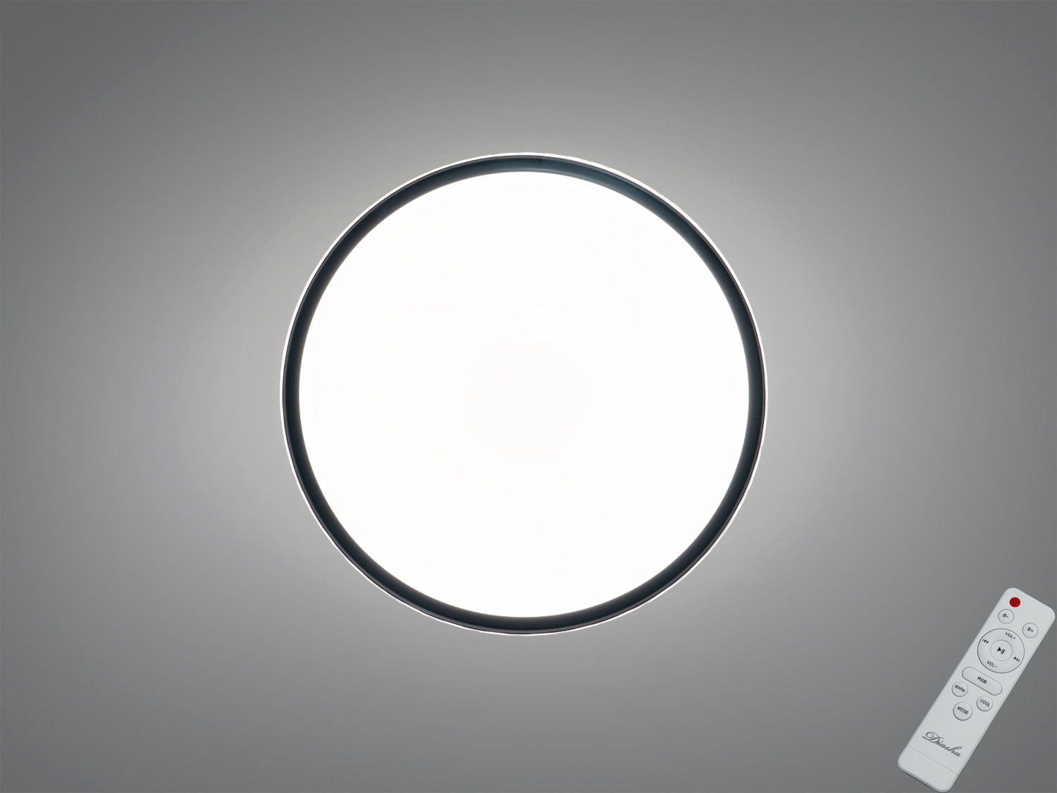 Кругла стельова лампа з пультом дистанційного керування, що забезпечує регулювання яскравості. Підходить для сучасних інтер′єрів.