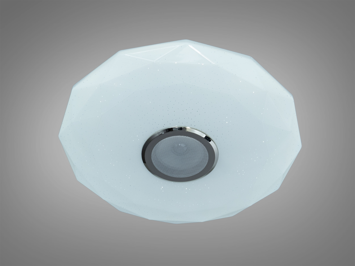 Білий світильник з геометричним дизайном, оснащений центральним динаміком. Ідеально підходить для мінімалістичного інтер′єру.