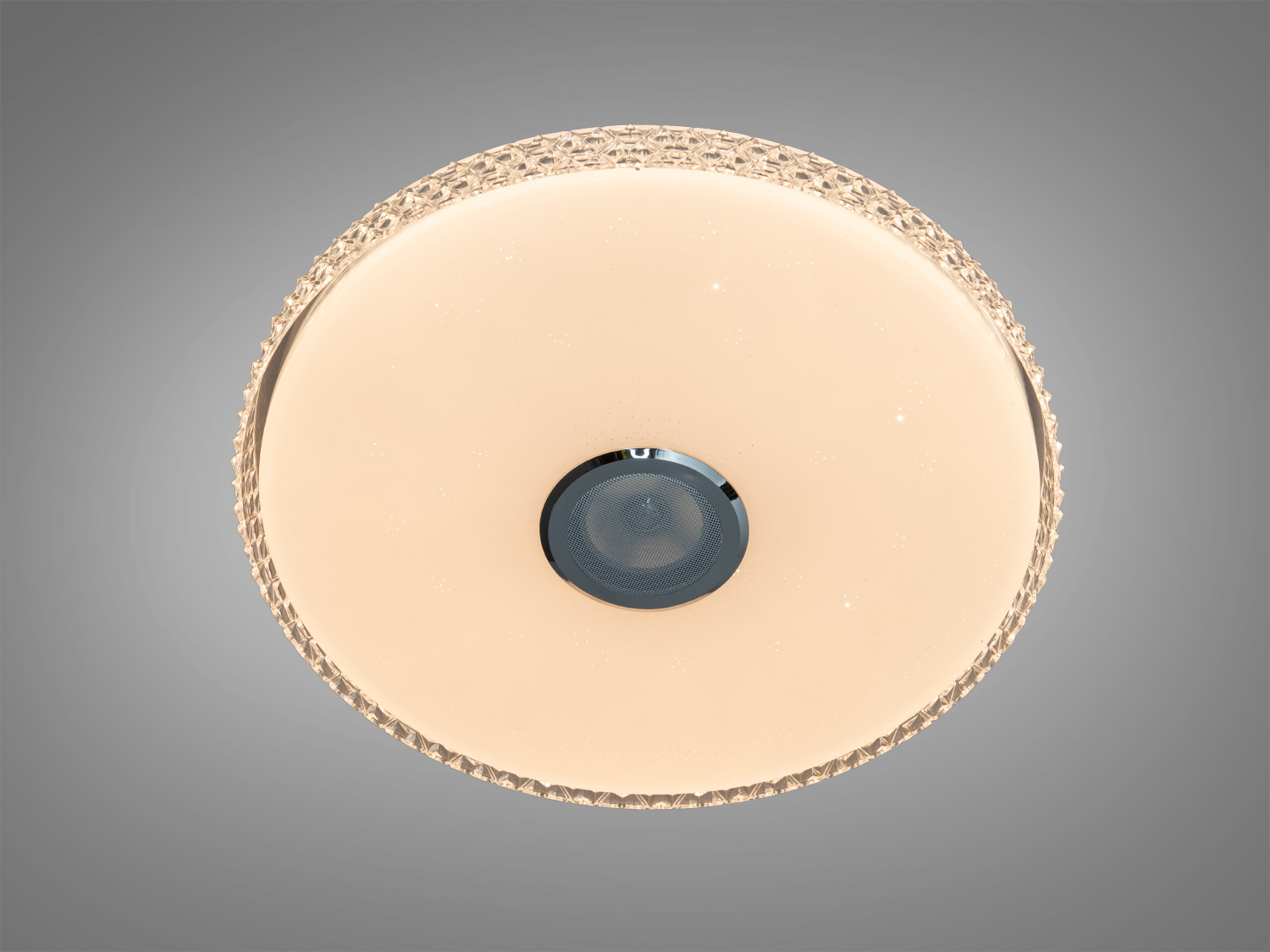 Стельова лампа з теплим відтінком світла, що створює затишну атмосферу. Краї прикрашені прозорим візерунком.