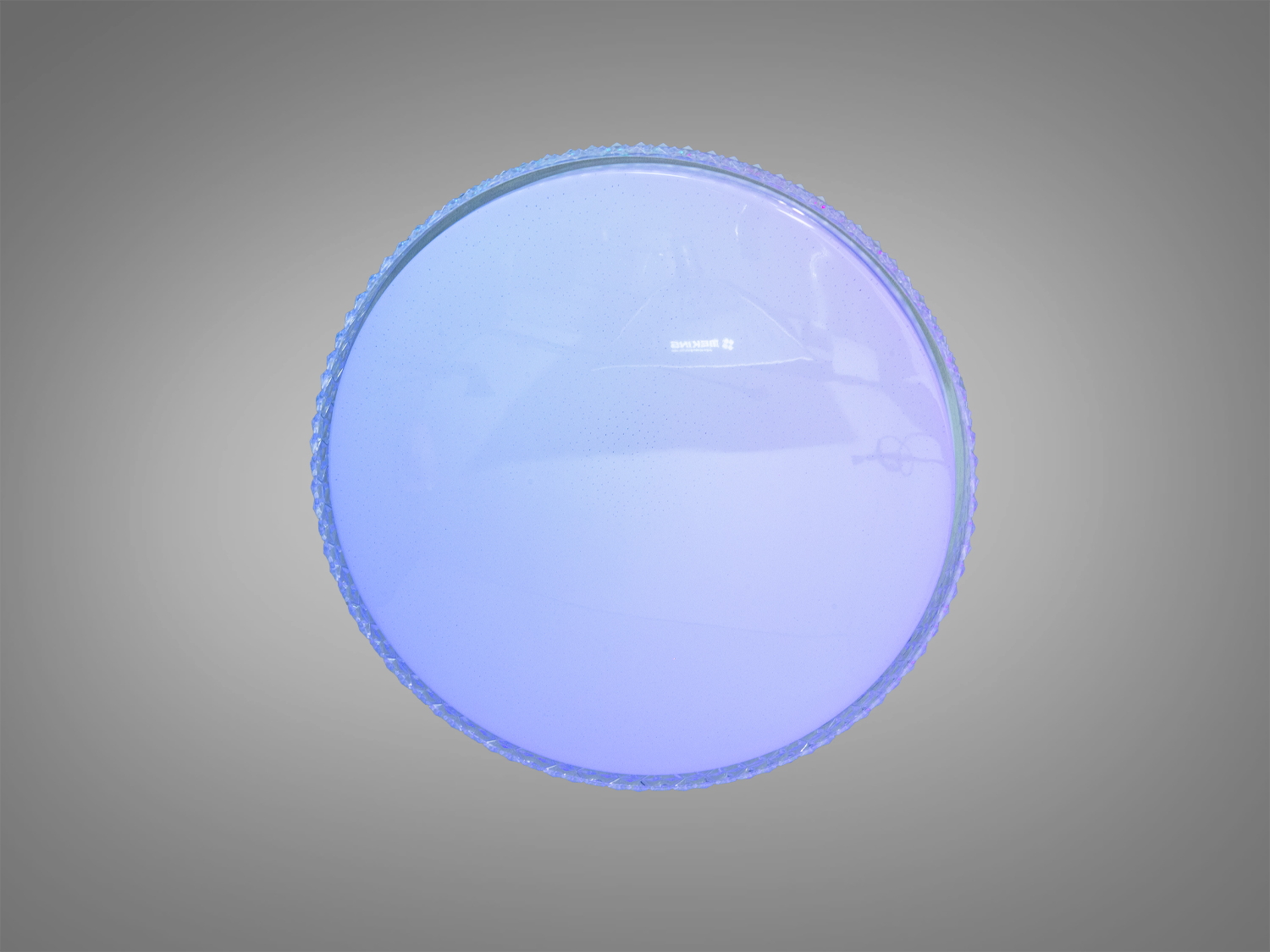 Біла стельова лампа з матовим покриттям, підходить для офісних приміщень. Оснащена енергоефективними світлодіодами для тривалого використання.