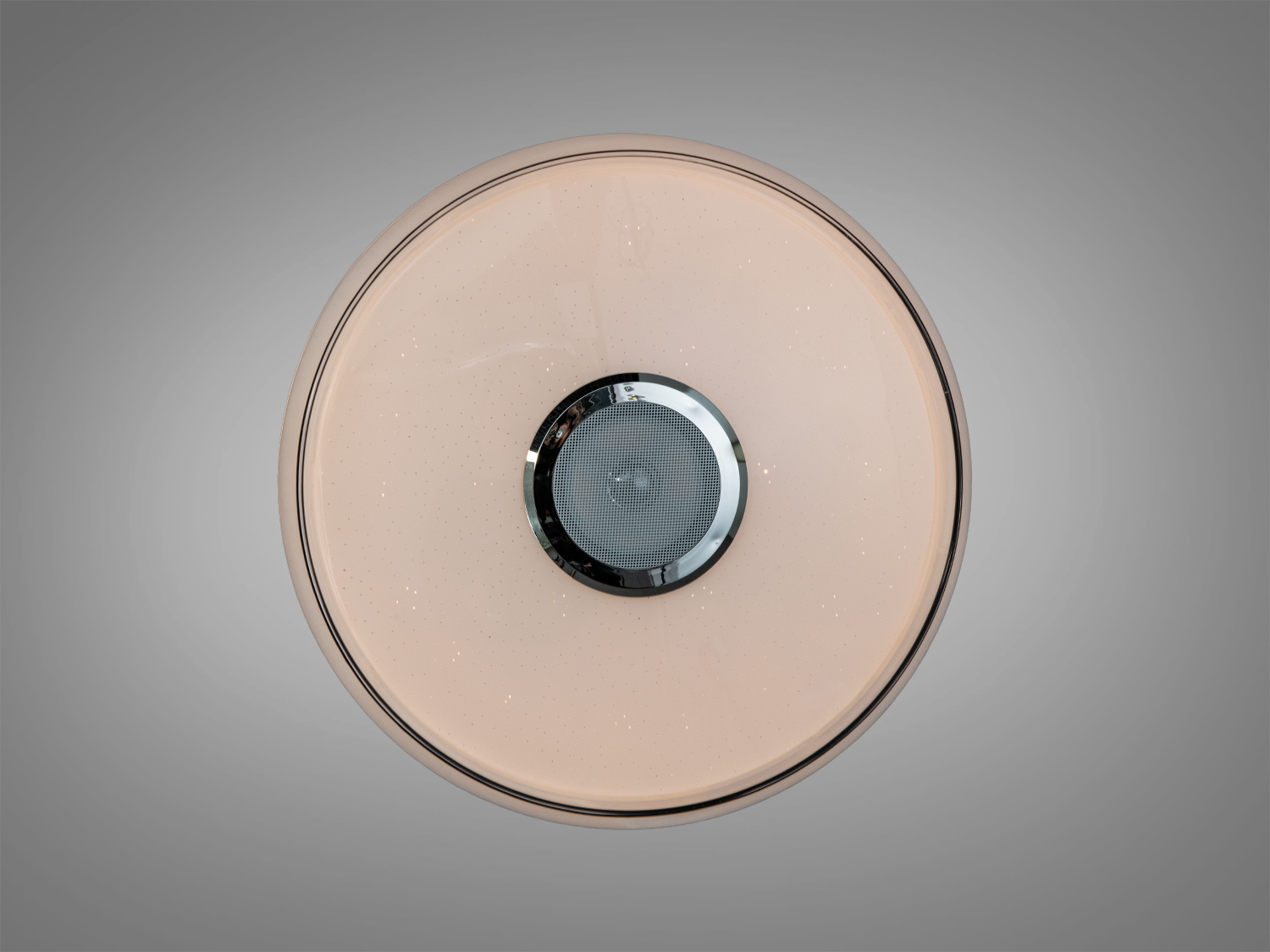 Кругла світлодіодна стельова лампа з теплим білим світлом, підходить для затишних житлових приміщень, має глянцеву поверхню.