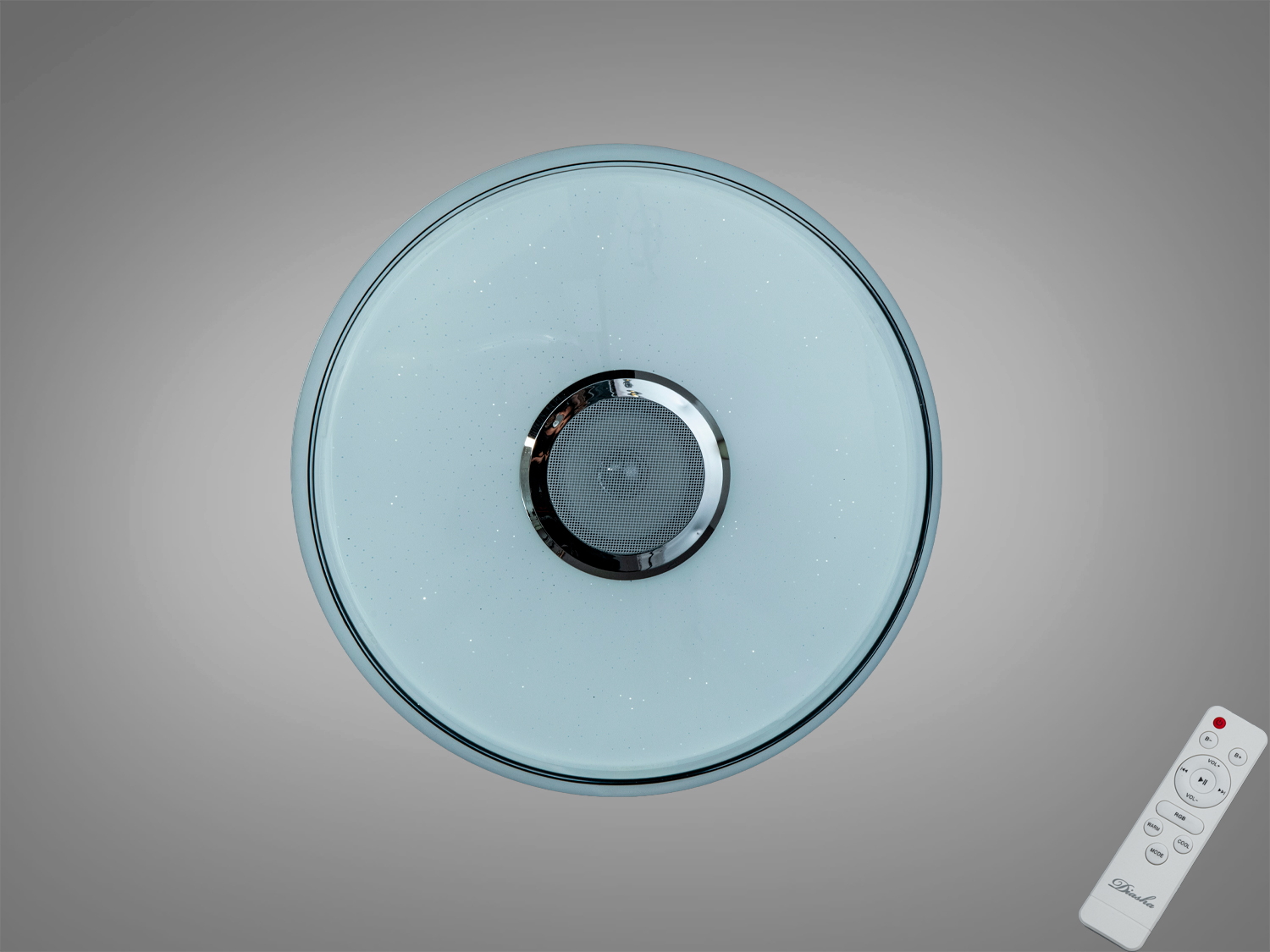 Кругла стельова лампа з білим матовим склом і хромованим центром, оснащена пультом дистанційного керування для регулювання яскравості.