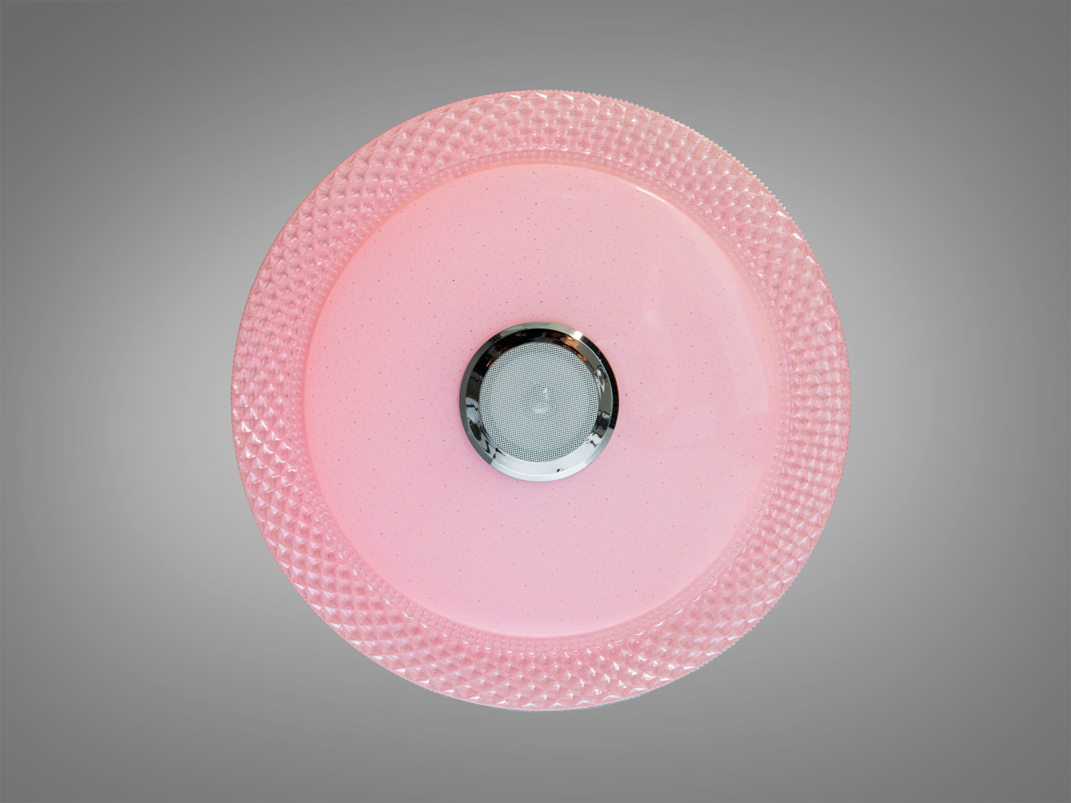 Стельова лампа з рожевим світлом, круглої форми, має текстуровану поверхню з кристалами по краю.