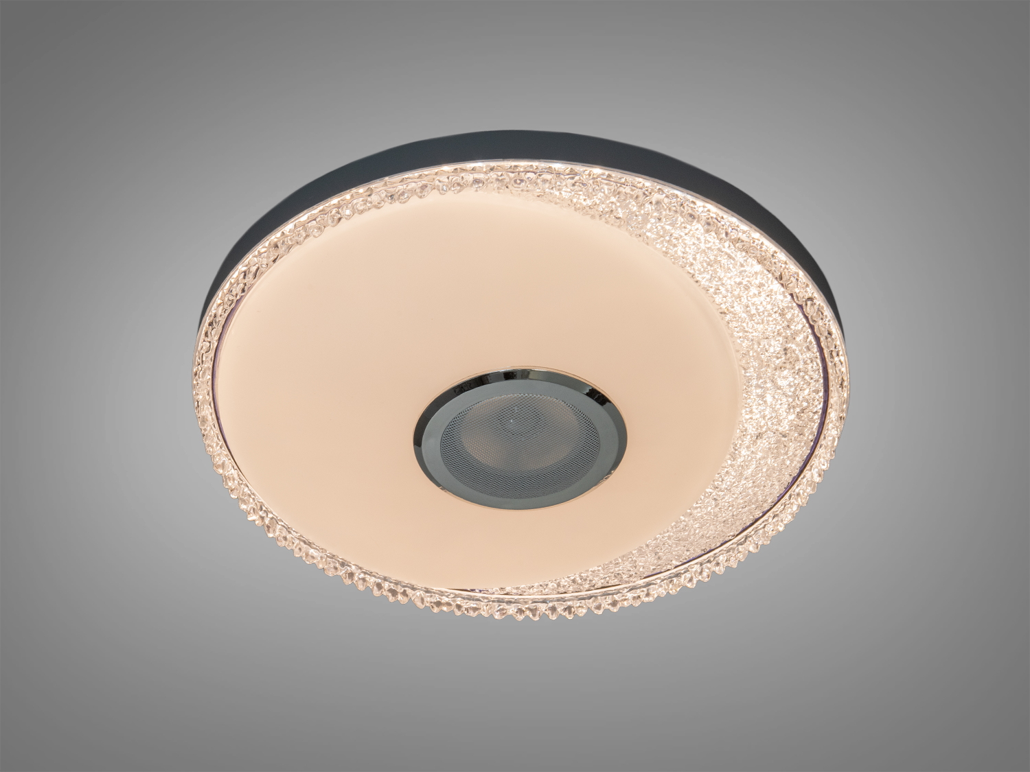 Кругла стельова лампа з пультом, має кристалічний обідок, випромінює нейтральне світло, підходить для офісних приміщень.