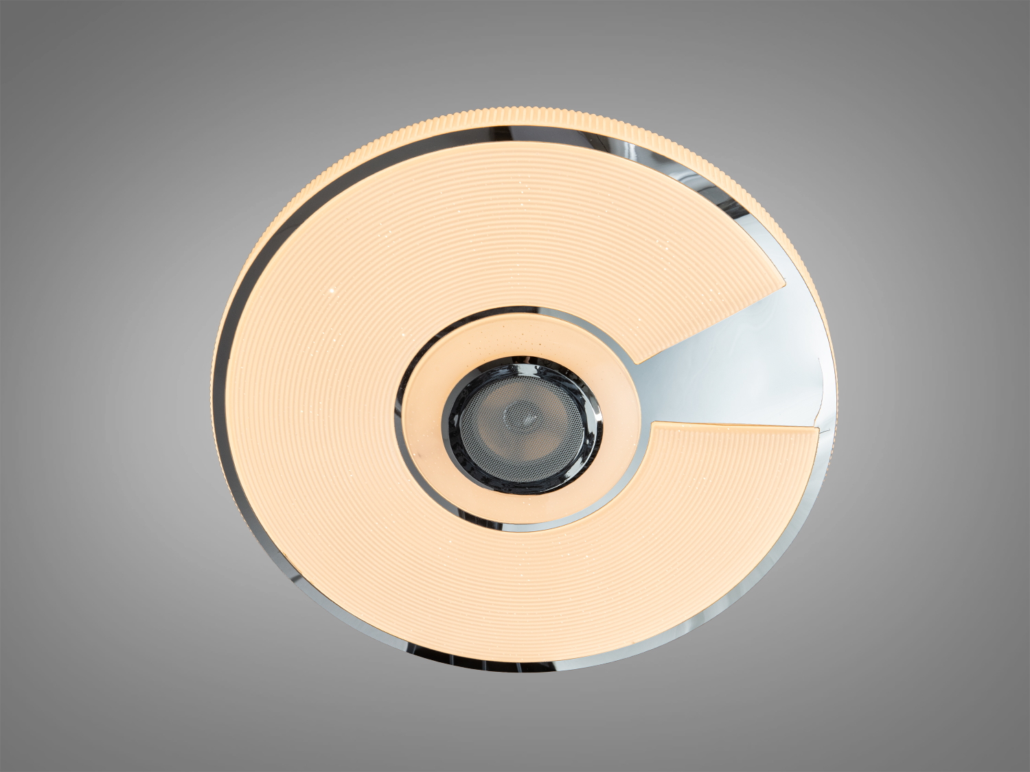 Вид зверху на круглу стельову лампу з перфорованою поверхнею. Відмінний вибір для рівномірного розподілу світла.