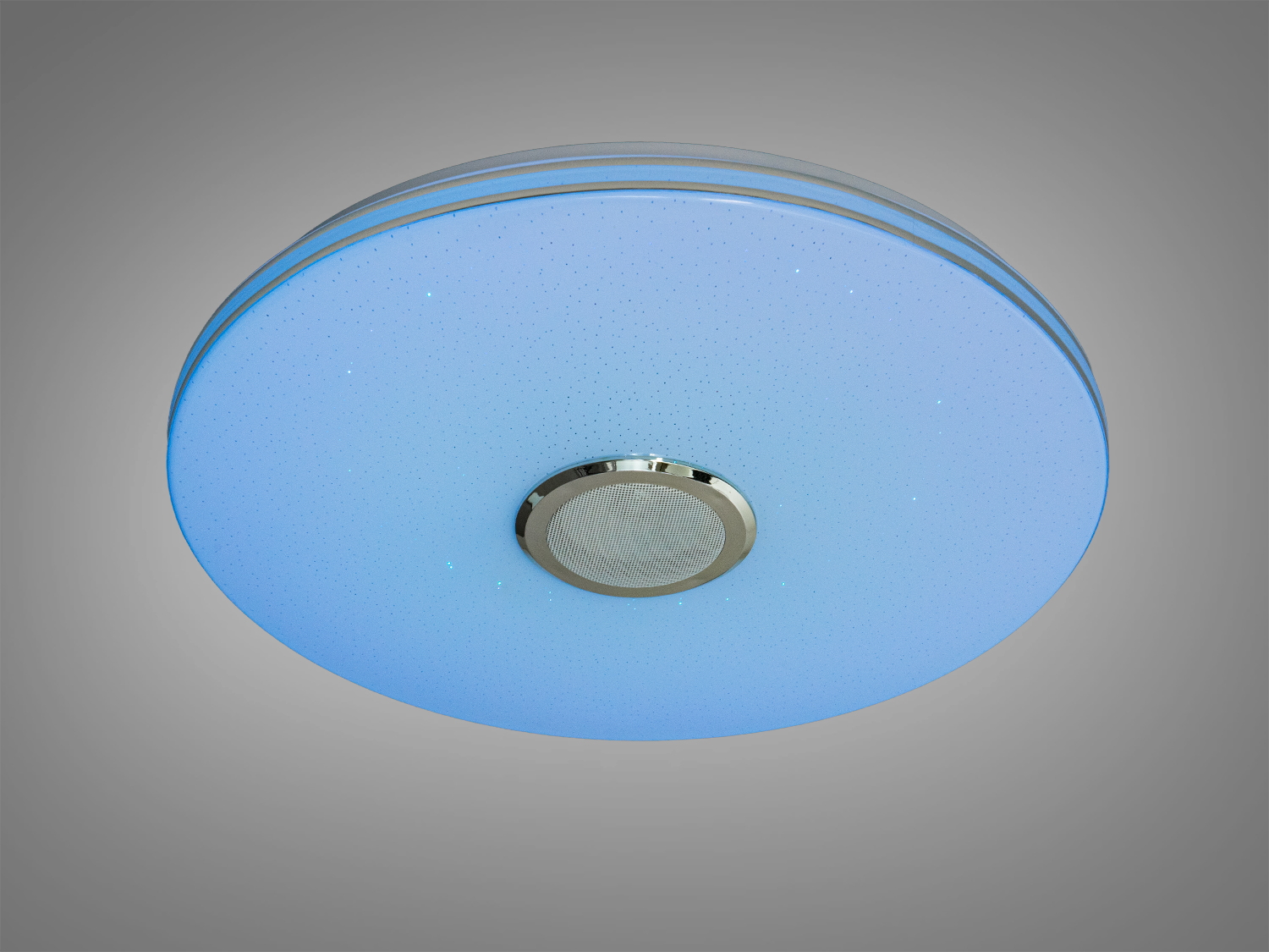 Світильник з блакитним відтінком, оснащений металевим обідком, що додає елегантності та підходить для сучасних інтер′єрів.