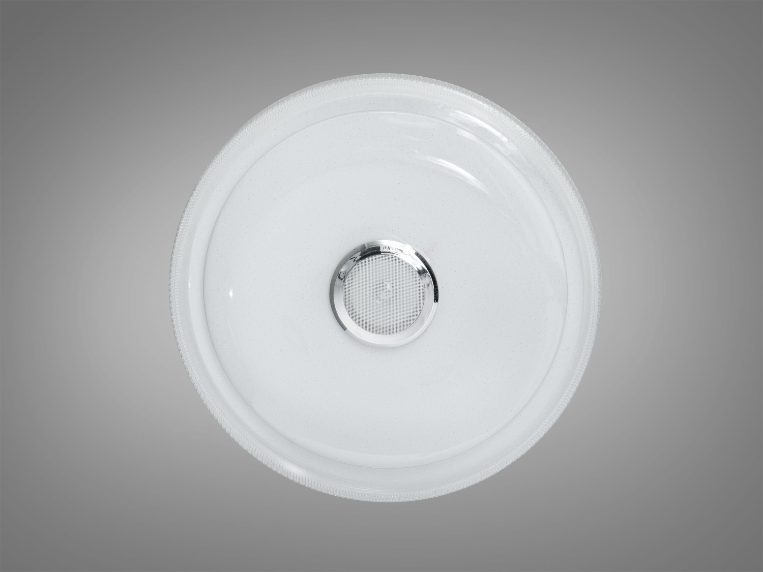 Біла кругла стельова лампа з гладкою поверхнею, підходить для мінімалістичного інтер′єру, має центральний металевий елемент.