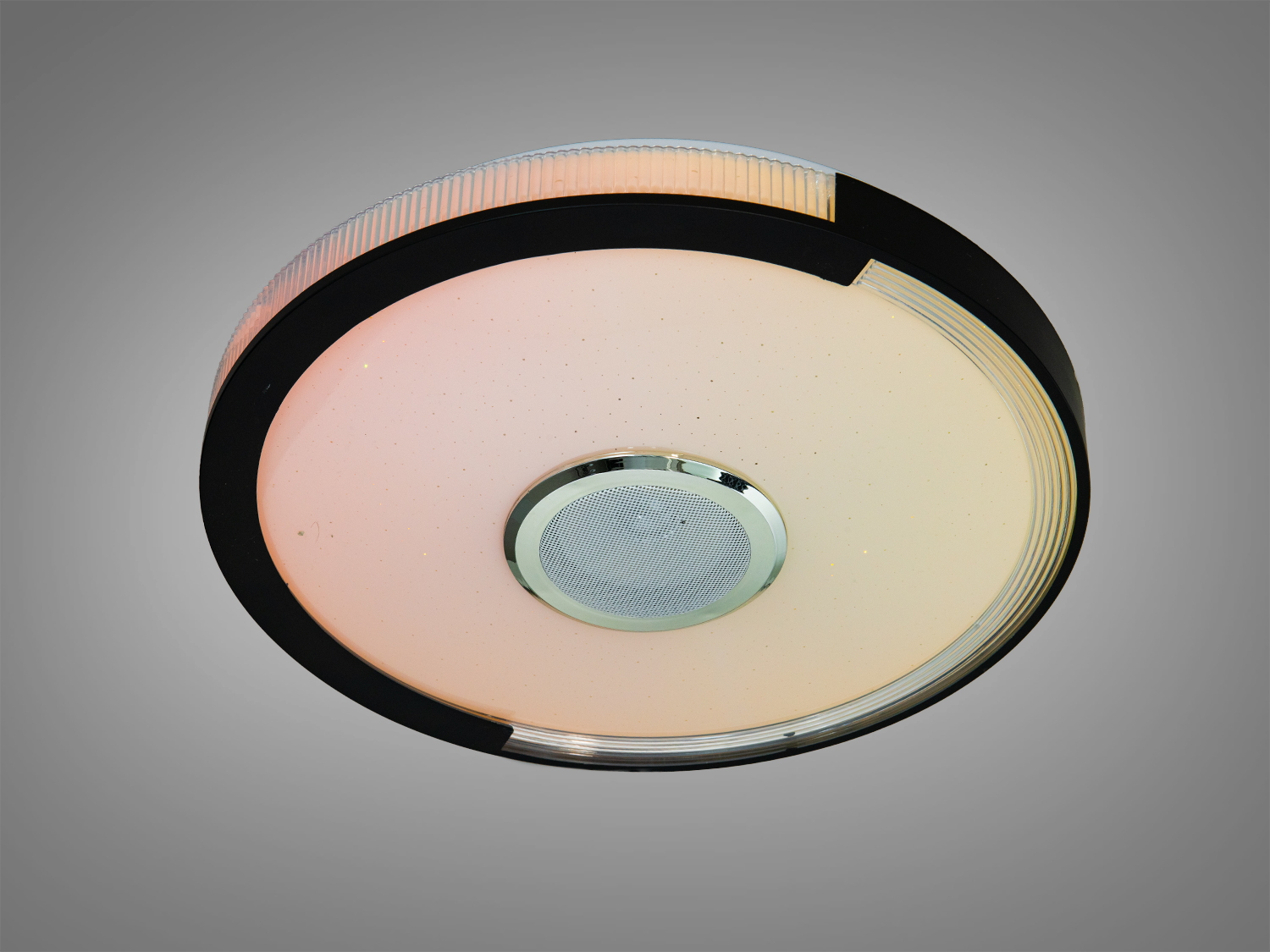 Стельова лампа з чорним обрамленням, що випромінює тепле світло. Підходить для затишних приміщень, має сучасний дизайн.