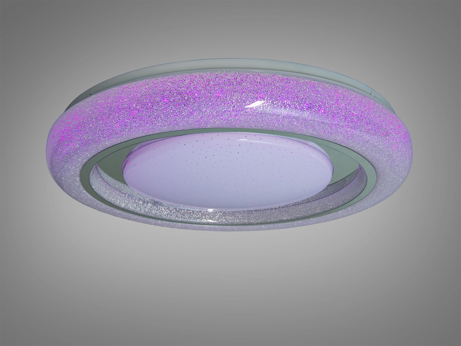 Рожева стельова лампа з круглою формою, ідеальна для дитячої кімнати. Вбудований світлодіодний модуль забезпечує рівномірне освітлення.