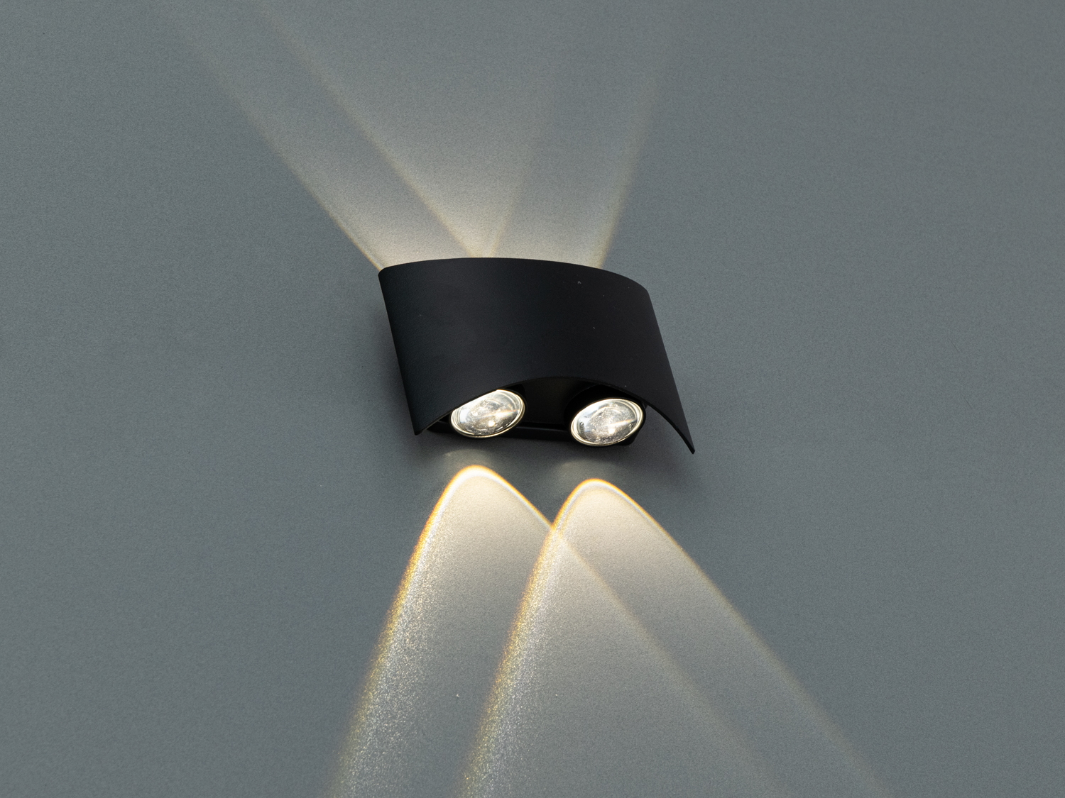 Світильник із двома лампами, асиметричний дизайн, спрямовує світло в різні напрямки, підходить для сучасних інтер′єрів.