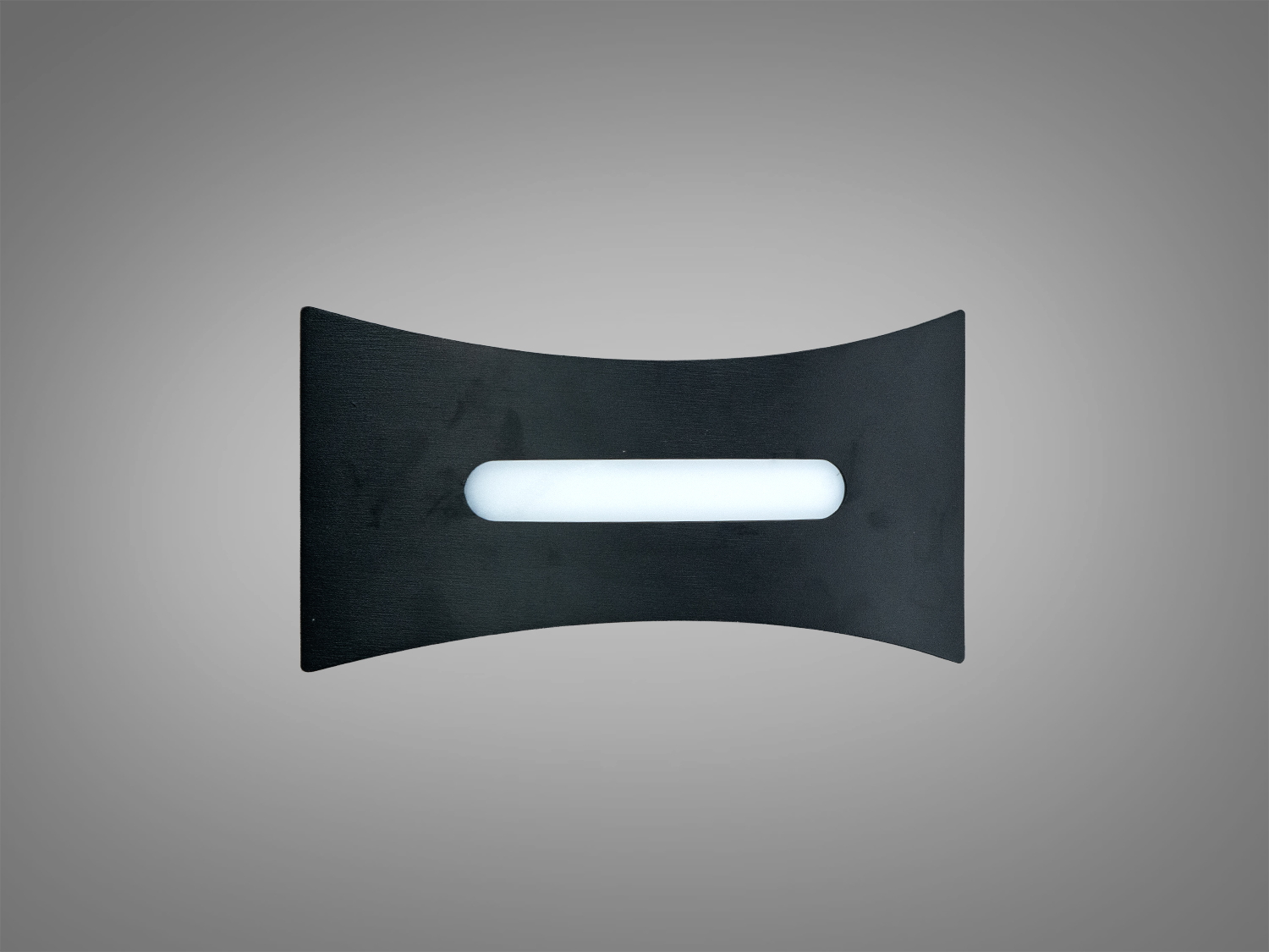 Чорний настінний світильник з прямокутною формою та вузьким світлодіодним елементом. Призначений для загального освітлення.