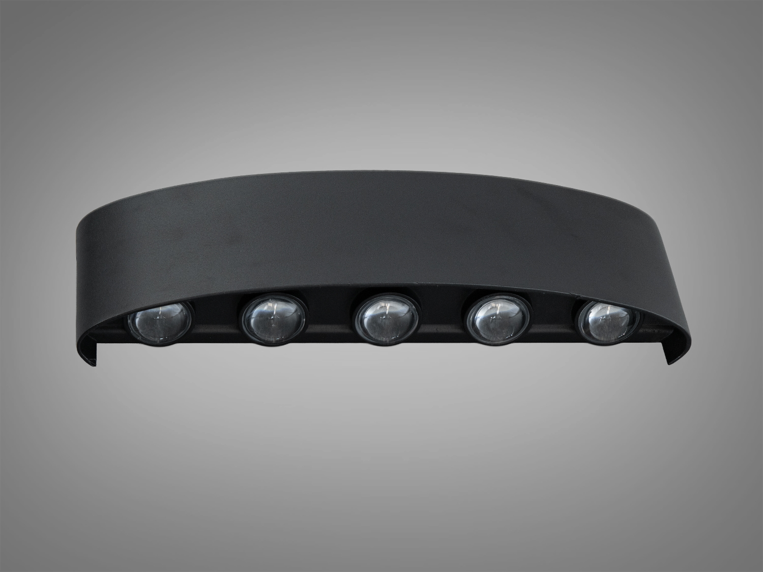 Чорний настінний світильник з п′ятьма лампочками, що забезпечують спрямоване освітлення. Ідеальний для акцентного освітлення.