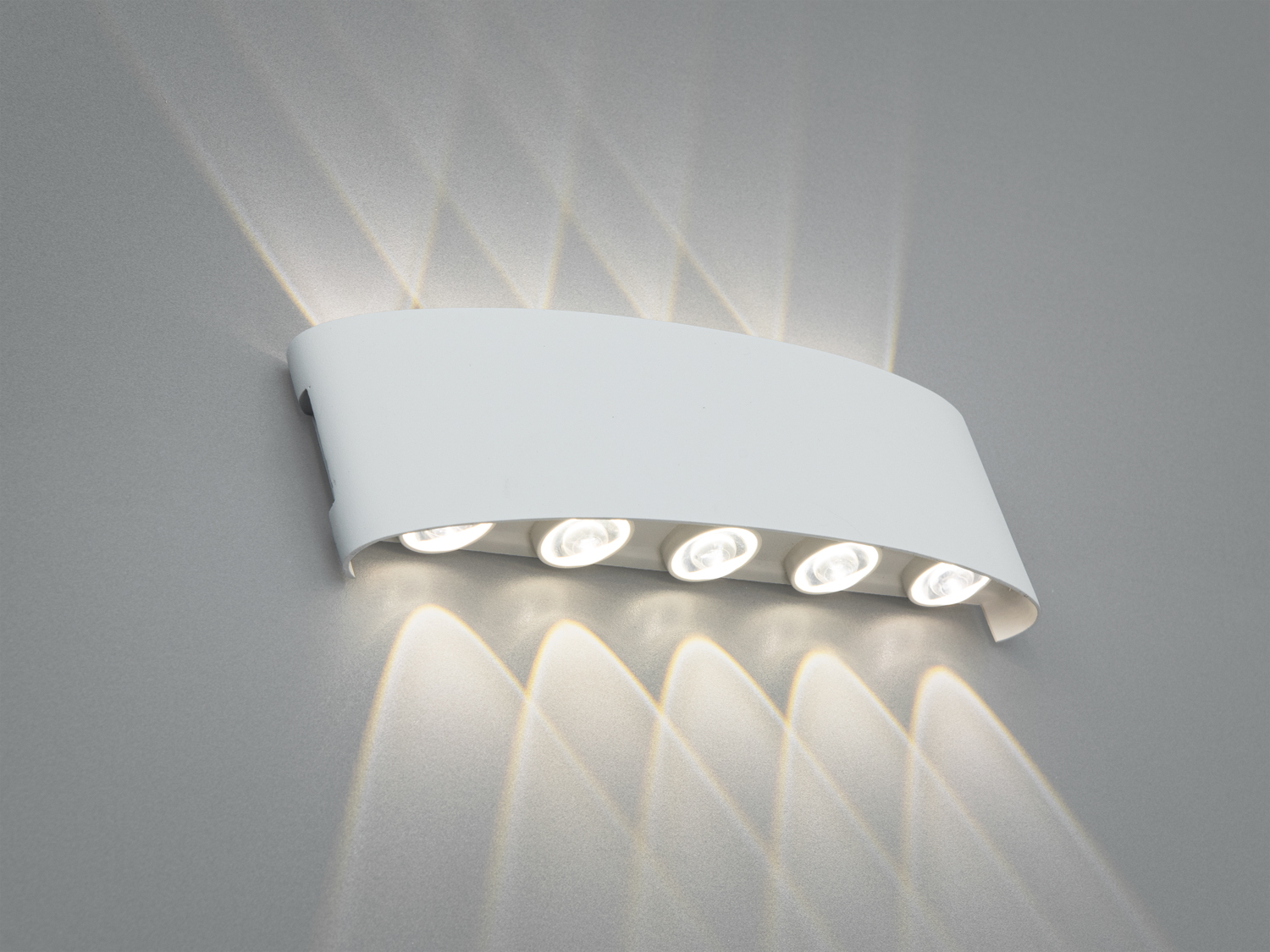 Настінний світильник з п′ятьма LED-лампами, що створюють декоративне світло. Білий корпус, підходить для сучасного інтер′єру.