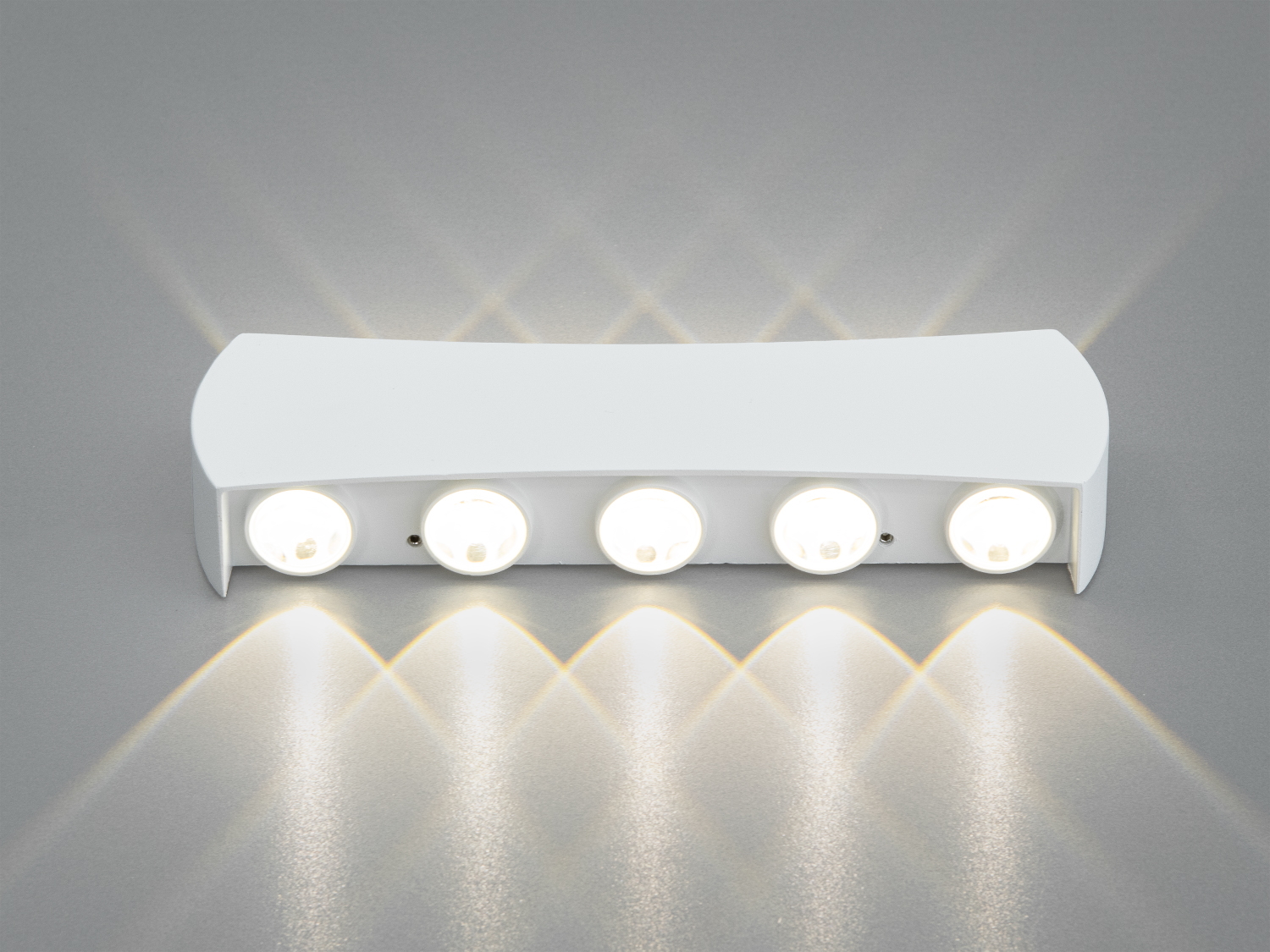 Світильник з п′ятьма світлодіодами, що створюють рівномірне освітлення, має вигнуту форму, ідеально підходить для настінного монтажу.