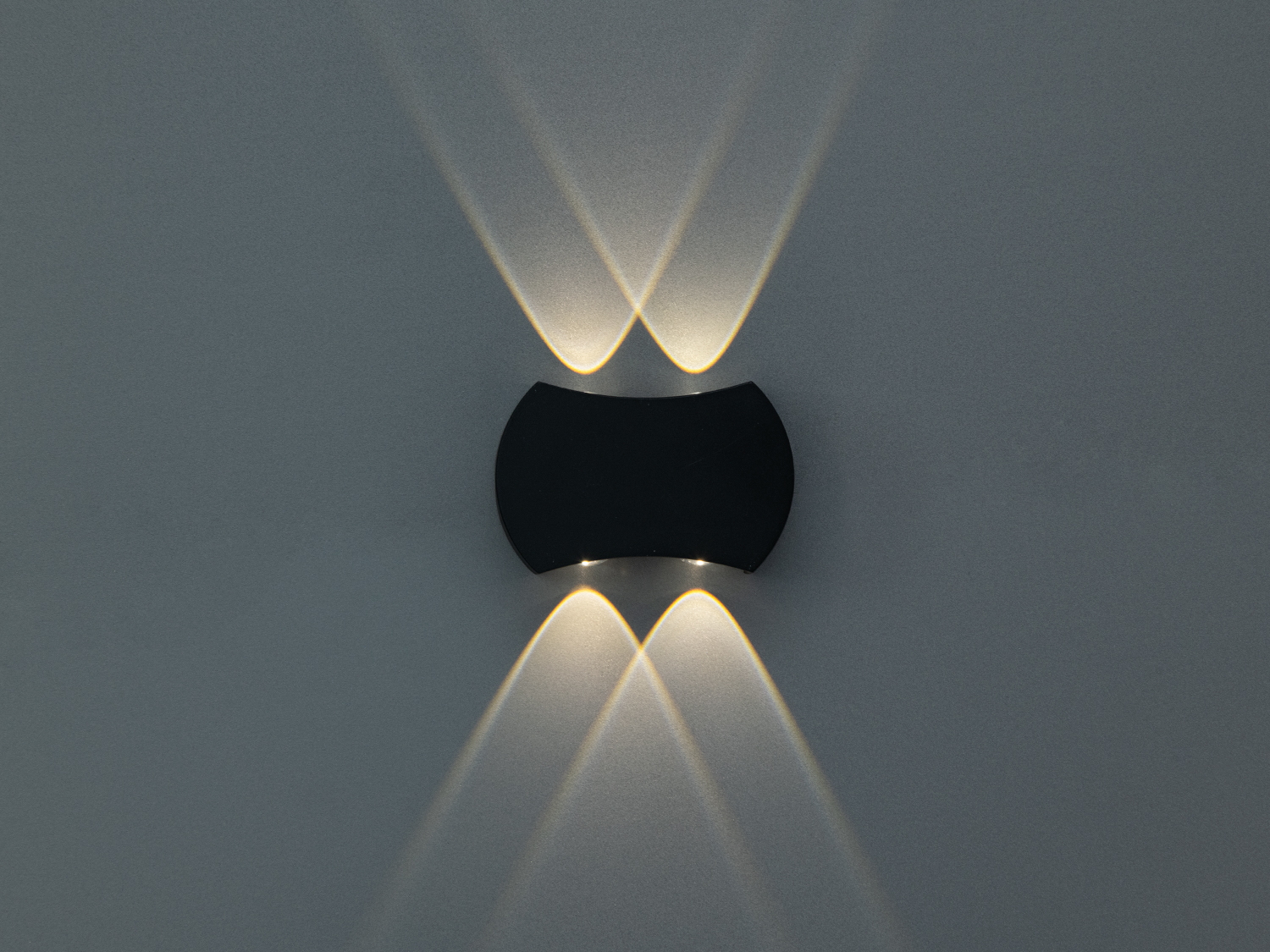 Компактний світильник з матового металу, випромінює світло у формі X, підходить для акцентного освітлення в мінімалістичному просторі.