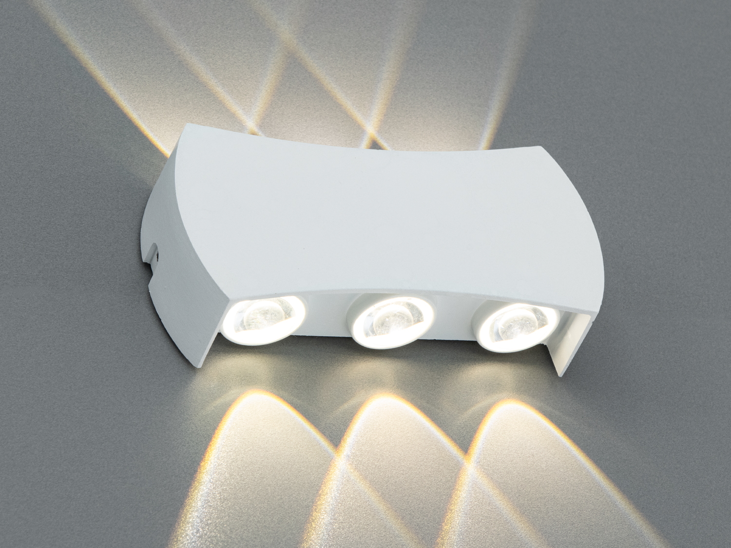 Біла настінна лампа з трьома вбудованими світлодіодами, що забезпечують рівномірне освітлення. Підходить для будь-якого стилю інтер′єру.