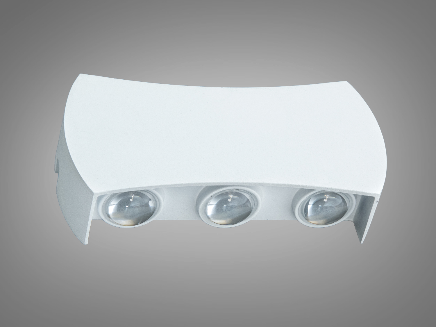Компактний білий світильник з трьома лінзами для спрямованого світла. Ідеально підходить для акцентного освітлення в сучасних приміщеннях.