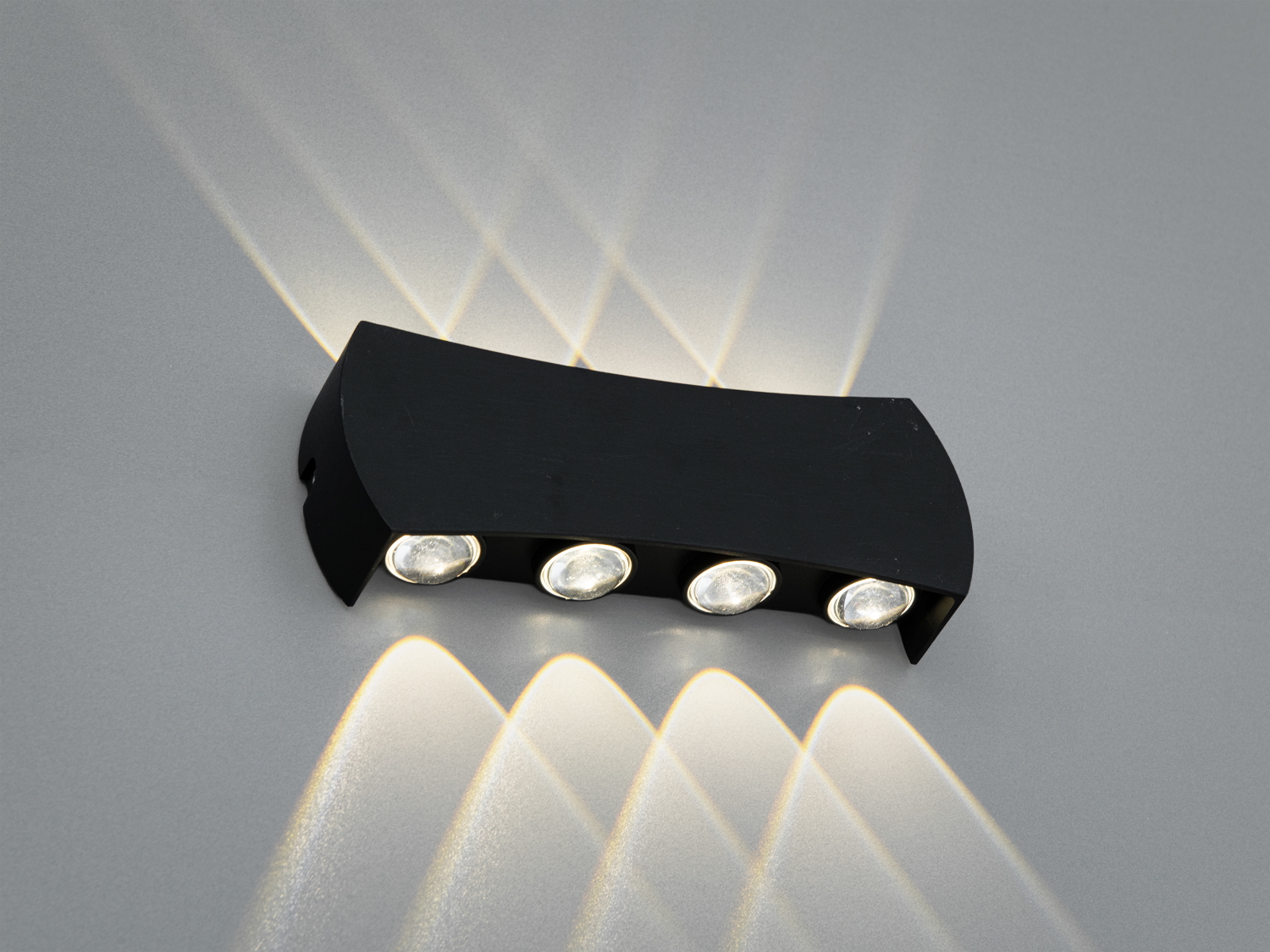 Настінний світильник з чотирма лампами, що створюють декоративні світлові візерунки на стіні. Підходить для сучасних інтер′єрів.