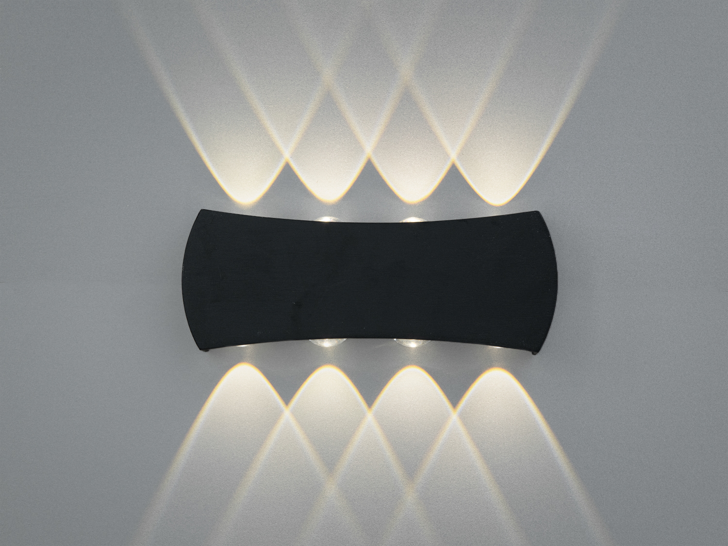 Чорний світильник з вигнутою формою, випромінює світло вгору і вниз, створюючи кроссвізерунки. Ідеальний для акцентного освітлення.