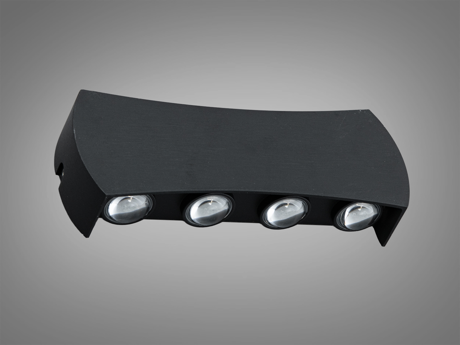 Компактний настінний світильник з чотирма лампами, виготовлений з металу. Підходить для монтажу в коридорах та офісах.