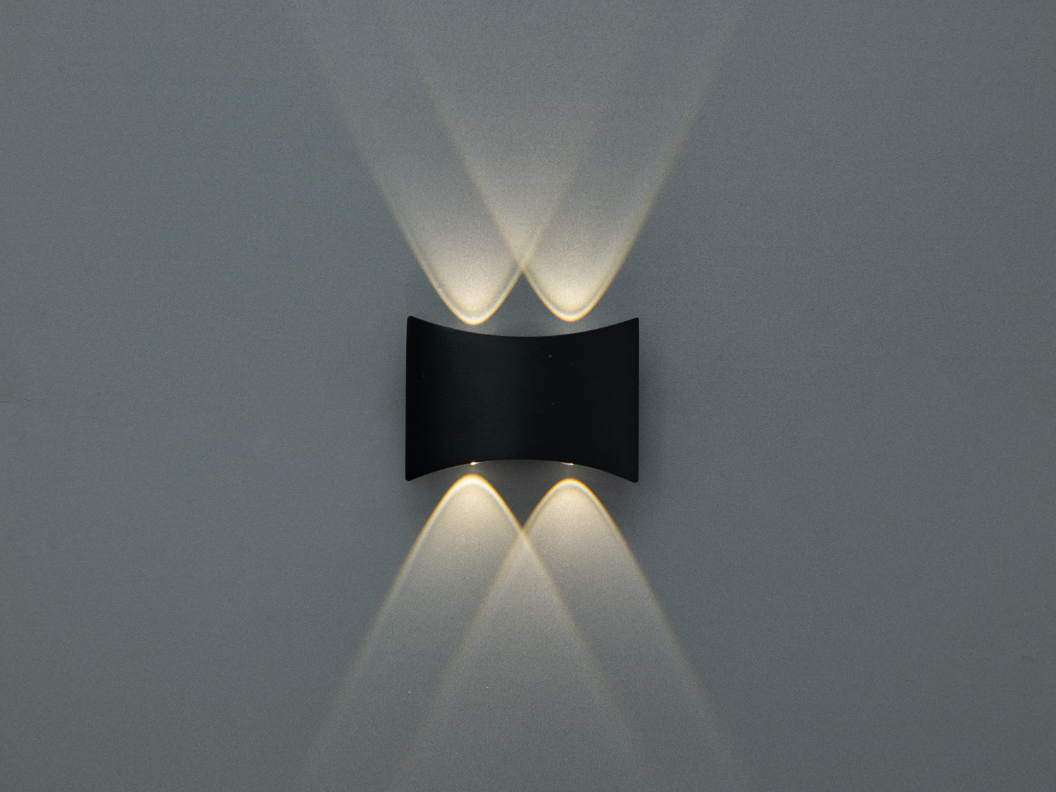 Настінний LED світильник Diasha, 4W, чорний. До 4 напрямлених променів для архітектурної підсвітки фасадів і стін. Керування — звичайний настінний вимикач.
