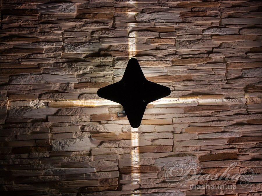 Цей настінний вуличний світильник обладнаний штирьковим патроном із захистом від випадання. Штирі-контакти виконані у формі гвоздика з капелюшком, при вставлянні в патрон лампу необхідно буде провернути і тоді вона надійно зафіксується.
 Якісний, зручний, сповнений в сучасному стилі світильник може прикрасити фасад будь-якої будівлі. Такі світильники ідеально підходять для підсвічування фасадних стін офісних будівель, магазинів і ресторанів. Спрямоване світло даних світильників додасть родзинку навіть найпростішої рівної білій стіні.