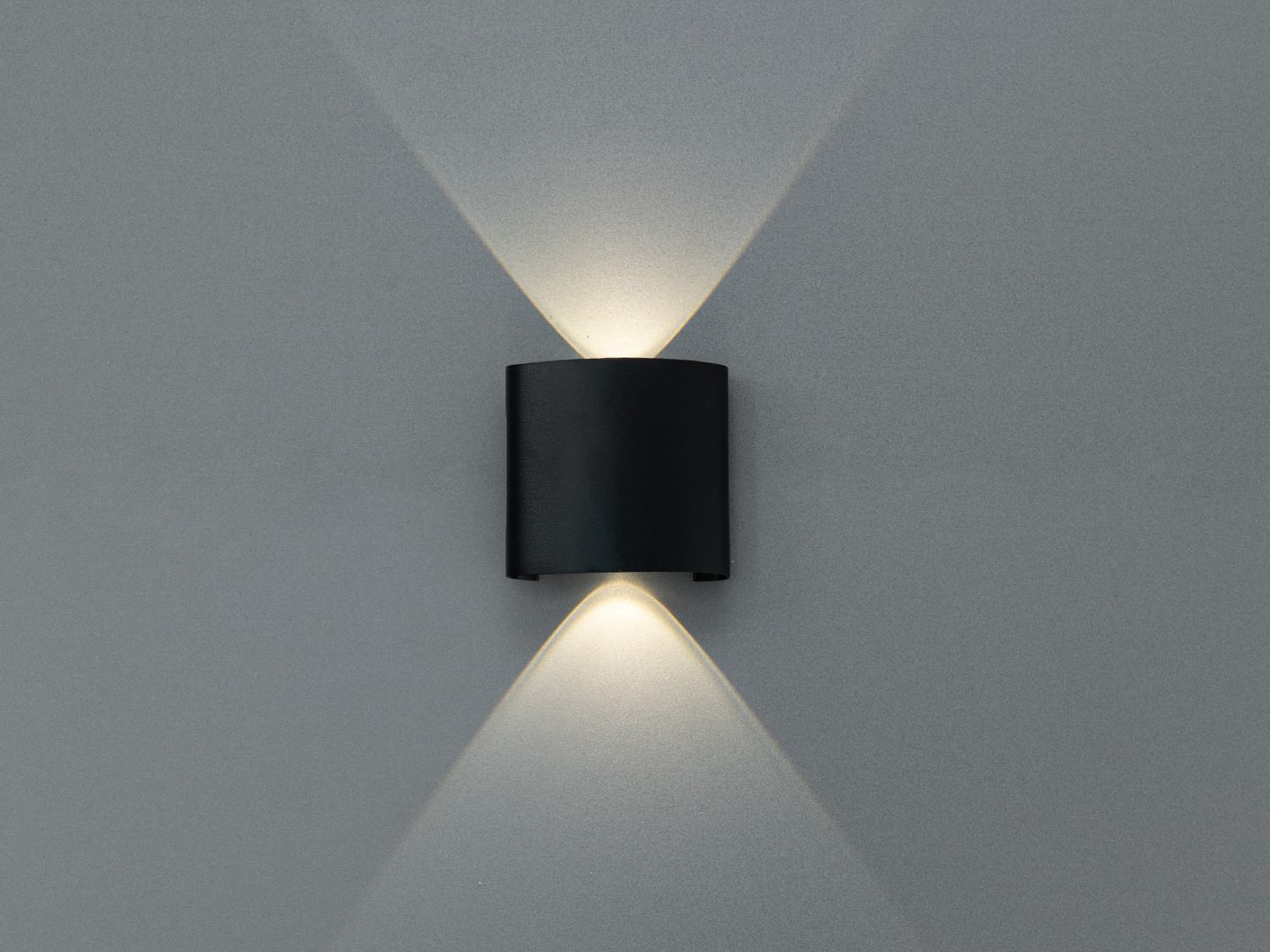 Чорний настінний LED світильник Diasha 2 Вт із двонаправленим up/down світлом для акцентної та фасадної підсвітки. Компактний металевий корпус, м’який світловий малюнок.