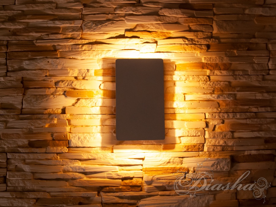 Якісний плоский фасадний LED світильник для підсвічування зовнішніх стін потужністю 14 Вт, який вирізняється своїм стильним алюмінієвим білим корпусом, виконаним у формі, що нагадує літеру 