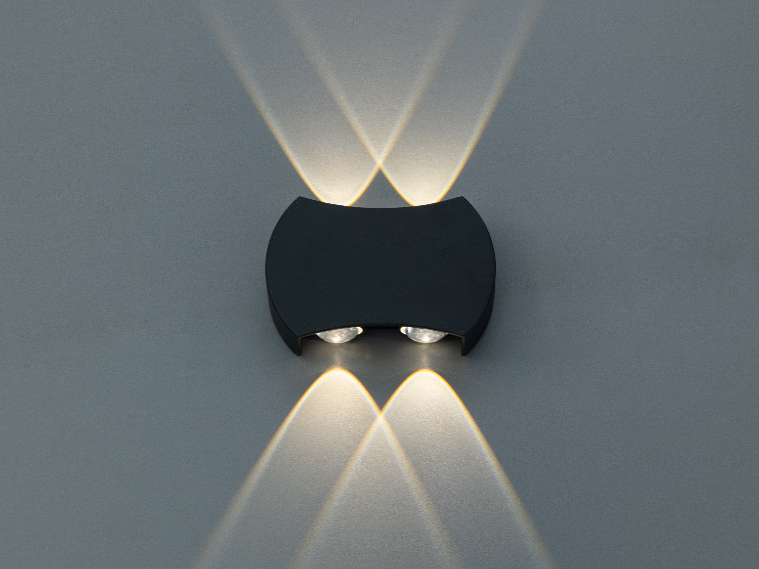 Чорне LED бра Diasha 4 Вт із двонаправленим світлом і 4 променями для архітектурної підсвітки фасаду та акцентів у інтер’єрі. Компактний корпус, виразний світловий малюнок.