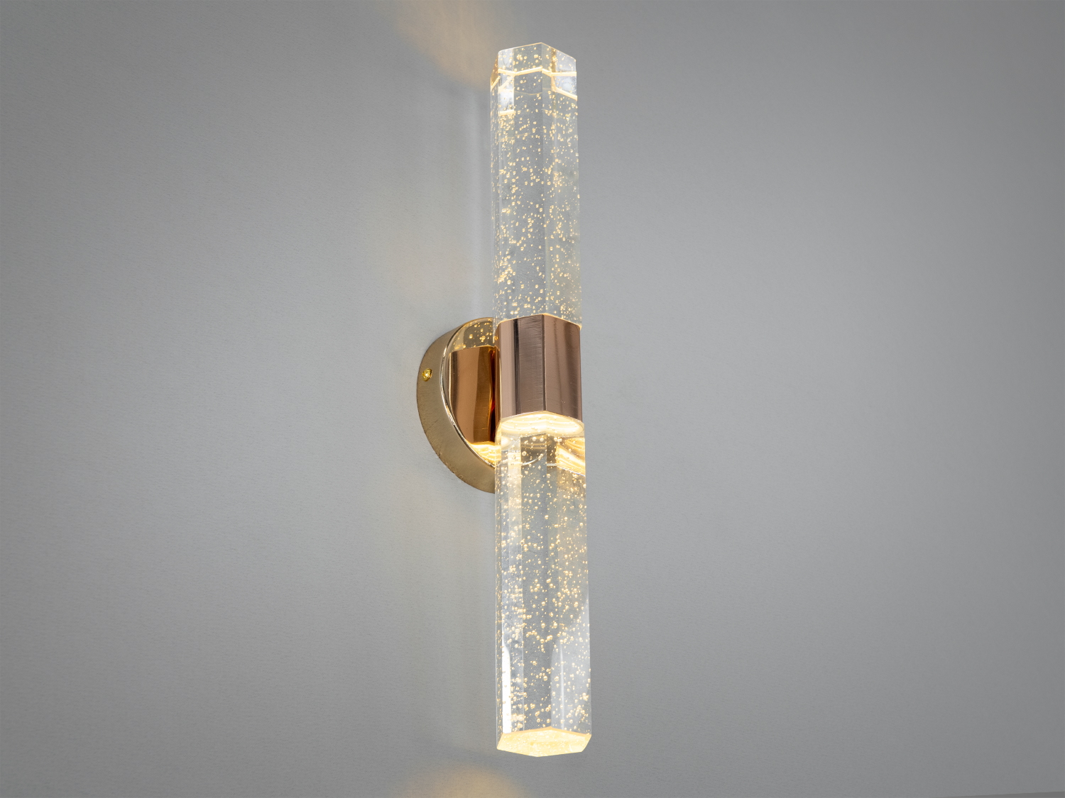 Дизайнерське світлодіодне бра має елегантний корпус із глянцевого металу золотистого кольору.