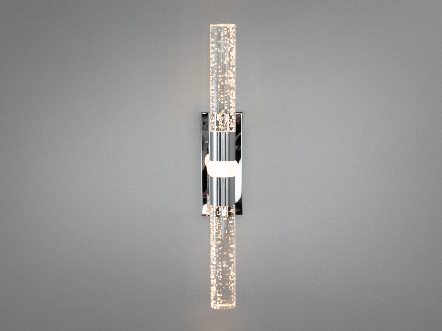 Вертикальний настінний світильник з прозорими циліндричними плафонами, що створюють декоративний світловий ефект. Ідеальний вибір для коридору.