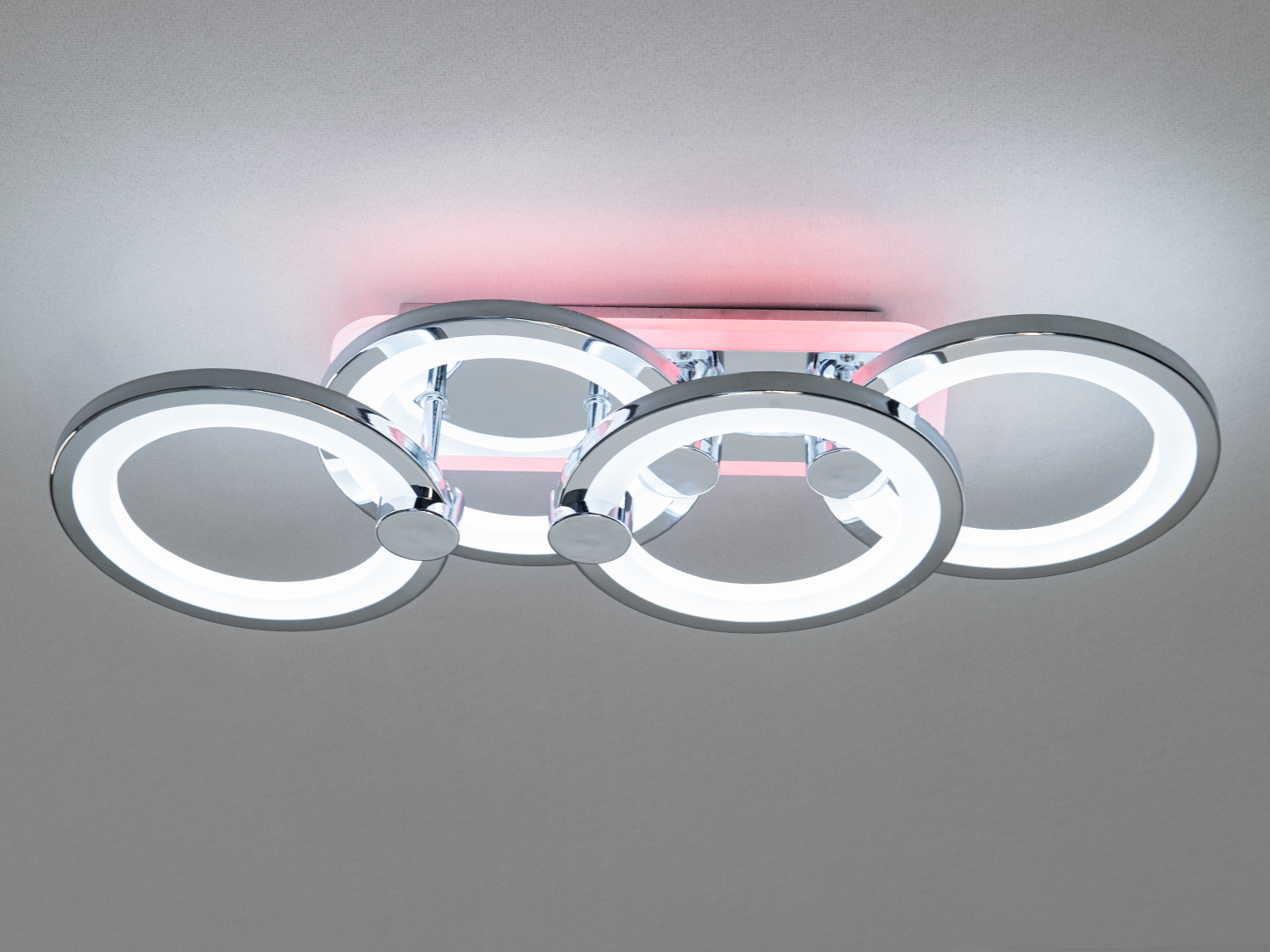 Led люстра під стелю вирізняється малою висотою від стелі, що є ідеальним для просторів з обмеженим простором або де необхідно створити відчуття відкритості.