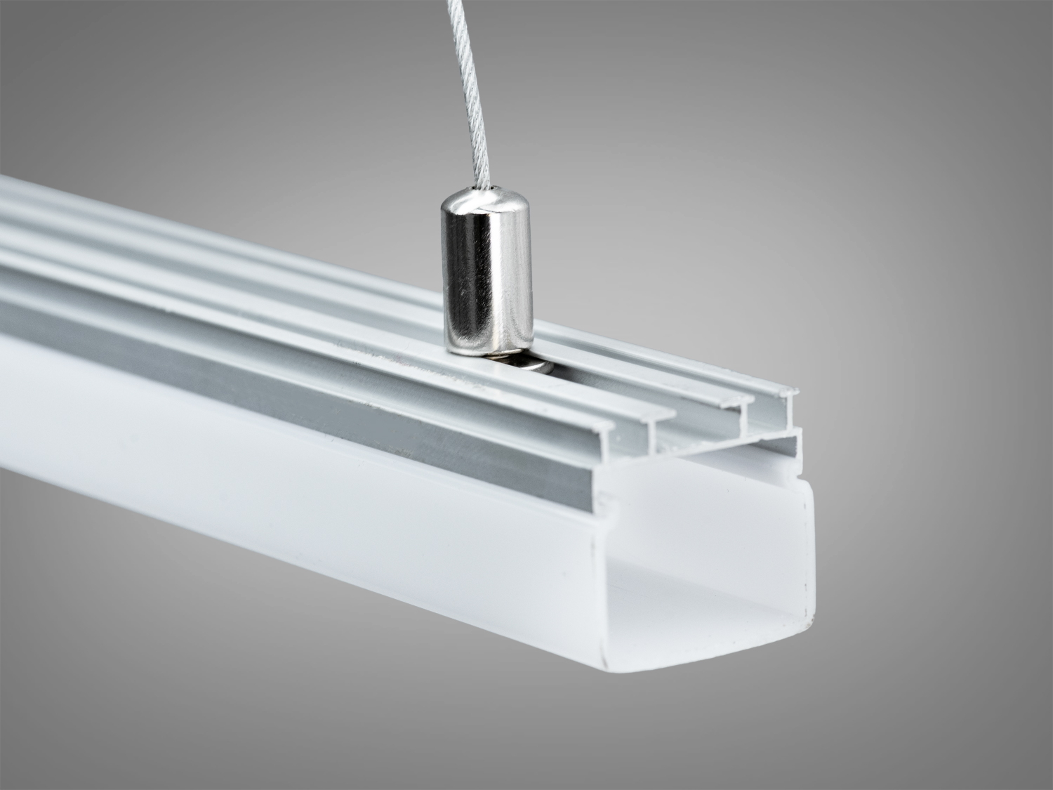 Профіль для підвісного монтажу, виготовлений з алюмінію, з кабельним кріпленням для стельових світильників.