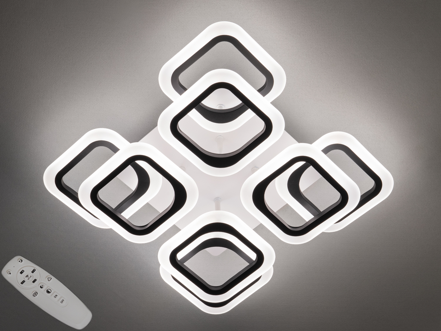 Світильник із квадратних модулів, що створюють м′яке біле світло. Ідеальний для сучасного інтер′єру, підходить для стельового монтажу.