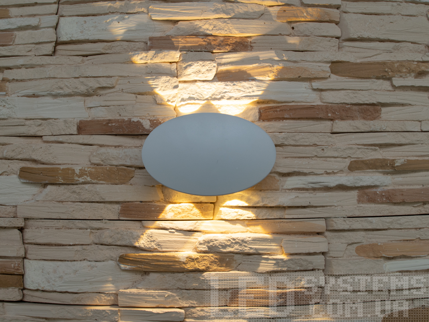 Фасадний світильник володіє малими розмірами та високою світловіддачею. Кут розкриття променя 60 °. Не виділяється на фасаді вдень, при цьому здатний повністю змінити вигляд будівлі вночі. На відміну від своїх попередників світлодіодні світильники для архітектурного підсвічування практично не виступають від стіни, а значить, світло практично повністю поширюється в площині стіни. Не потрапляє на віконні укоси, і, відповідно, не призводить до світлового забруднення приміщень усередині будівлі як звичайні вуличні ліхтарі.Простір перед світильником м'яко освітлюється світлом, що відбивається від поверхні стіни. Такі світильники не створюють дискомфорту для очей у темну пору доби.Також може бути використаний у приміщенні. У сучасному інтер'єрі такий світильник створить невимушене бічне освітлення і стане стильною заміною звичайних бра.