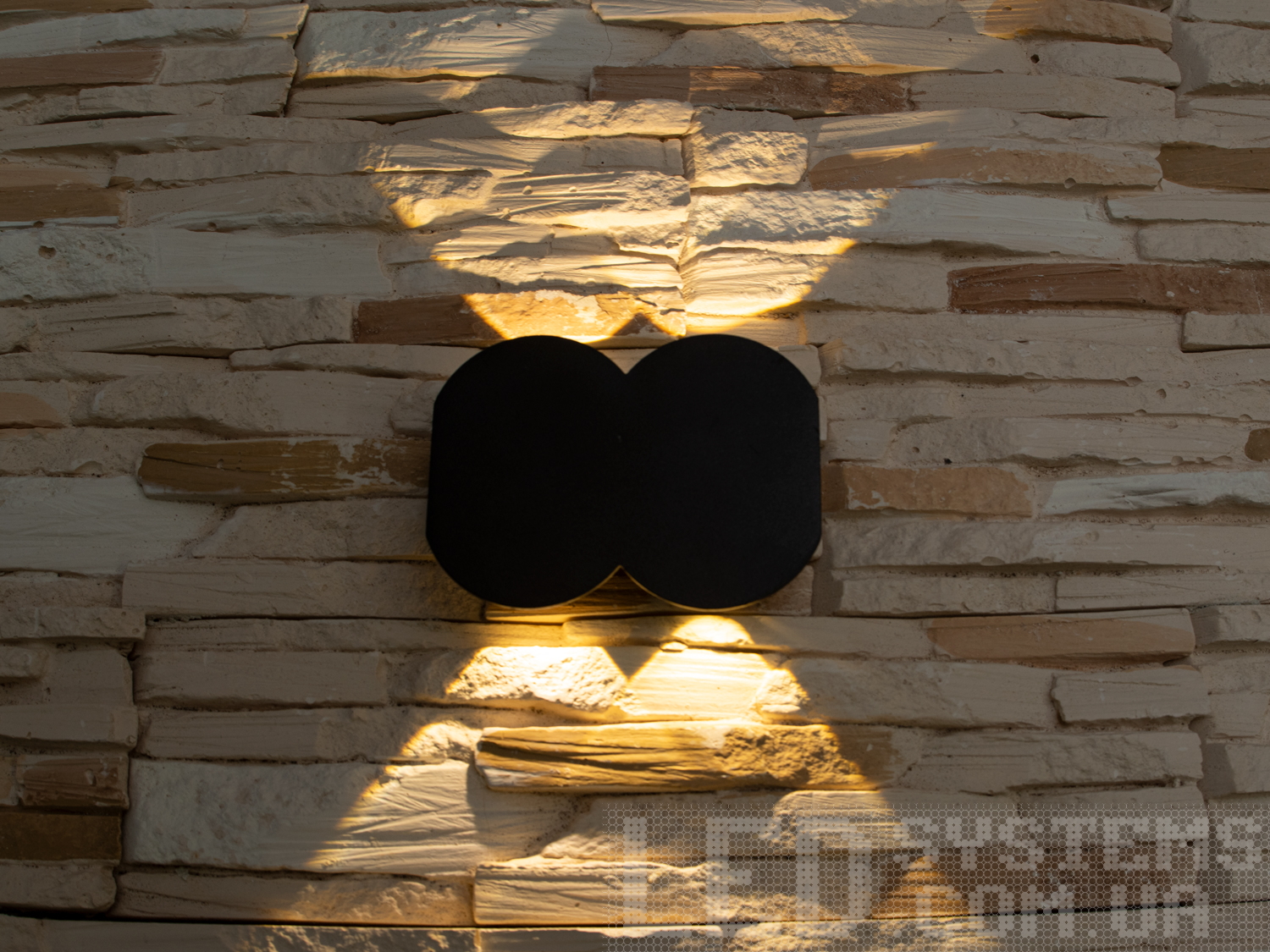 Фасадний світильник володіє малими розмірами та високою світловіддачею. Кут розкриття променя 60 &deg;. Не виділяється на фасаді вдень, при цьому здатний повністю змінити вигляд будівлі вночі. На відміну від своїх попередників світлодіодні світильники для архітектурного підсвічування практично не виступають від стіни, а значить, світло практично повністю поширюється в площині стіни. Не потрапляє на віконні укоси, і, відповідно, не призводить до світлового забруднення приміщень усередині будівлі як звичайні вуличні ліхтарі.
Простір перед світильником м'яко освітлюється світлом, що відбивається від поверхні стіни. Такі світильники не створюють дискомфорту для очей у темну пору доби.

Також може бути використаний у приміщенні. У сучасному інтер'єрі такий світильник створить невимушене бічне освітлення і стане стильною заміною звичайних бра.