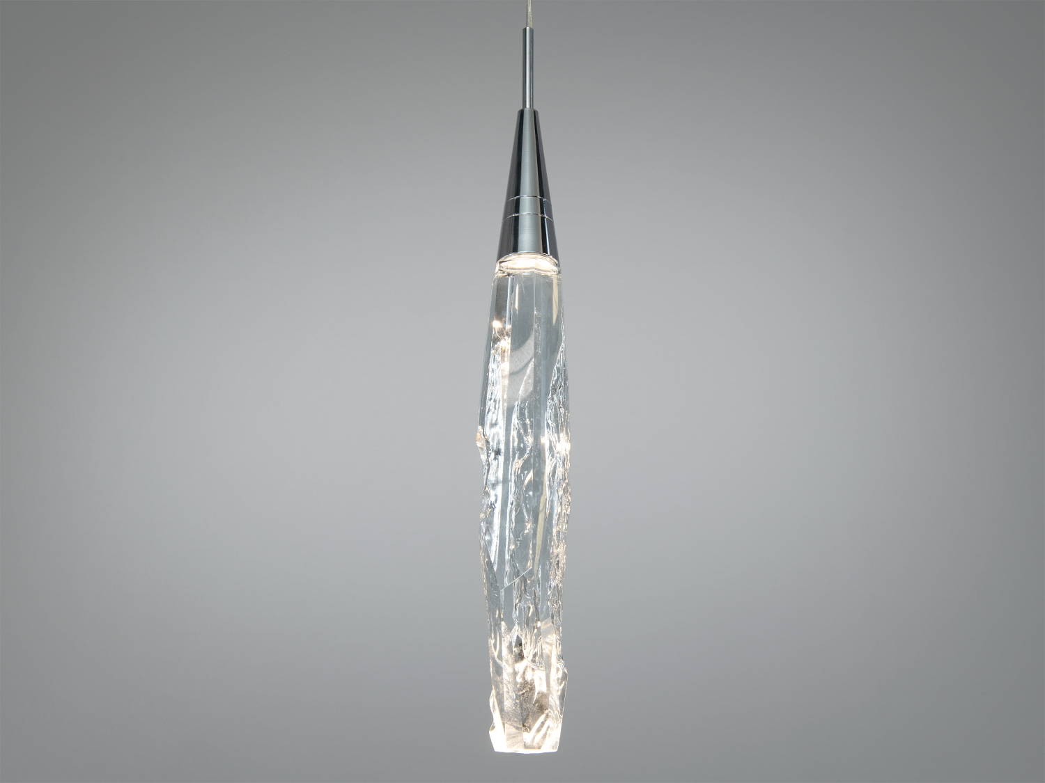 Підвісний світильник з прозорого скла з металевою основою, що нагадує крижану бурульку. Підходить для сучасного інтер′єру.