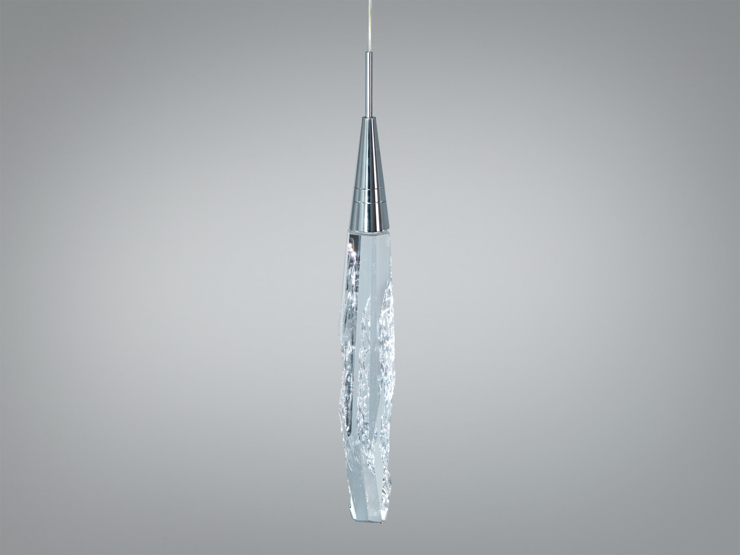 Сучасний світильник зі скла з текстурою льоду, підвішений на тонкому дроті. Підходить для мінімалістичного дизайну.
