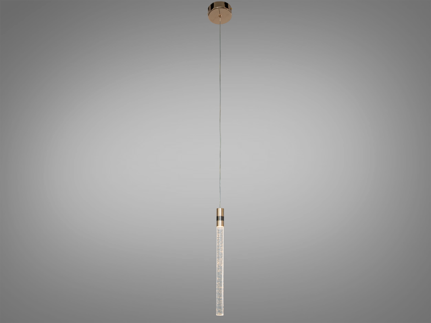 Світильник з тонким підвісом і круглим кріпленням до стелі. Підходить для освітлення вітальні або кухні.