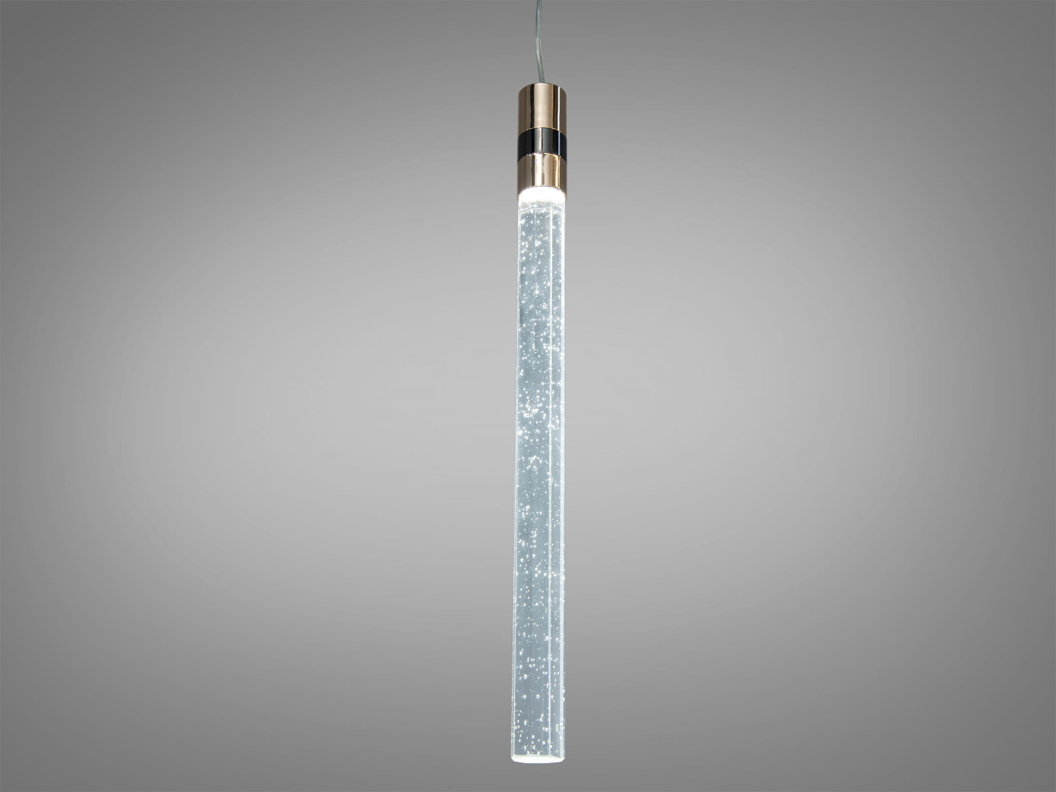 Підвісний світильник з металевою основою та акриловою трубкою. Створює м′яке, розсіяне світло, підходить для спальні.