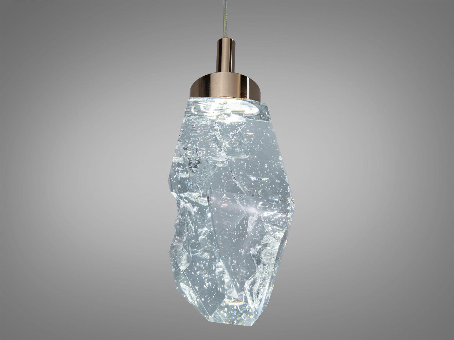 Підвісний світильник із плафоном, що нагадує лід, створює ефектний акцент у кімнаті.