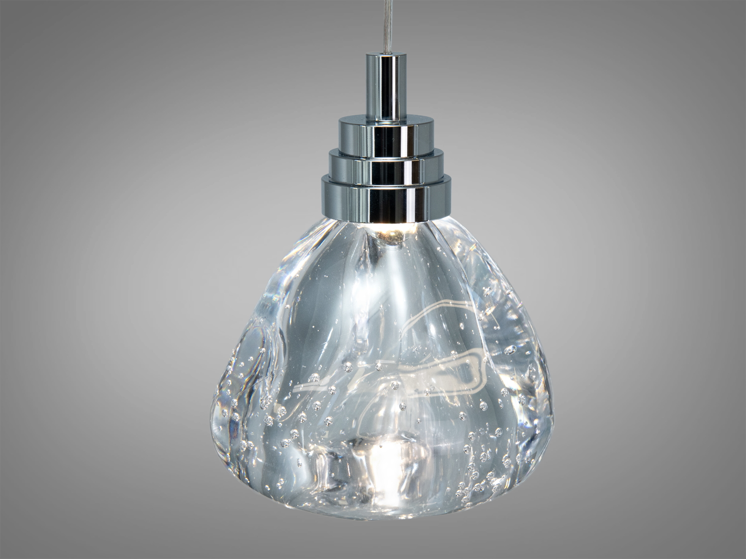 Скляний підвісний світильник з бульбашками, що додають текстуру. Металевий елемент кріплення підкреслює стильний дизайн.
