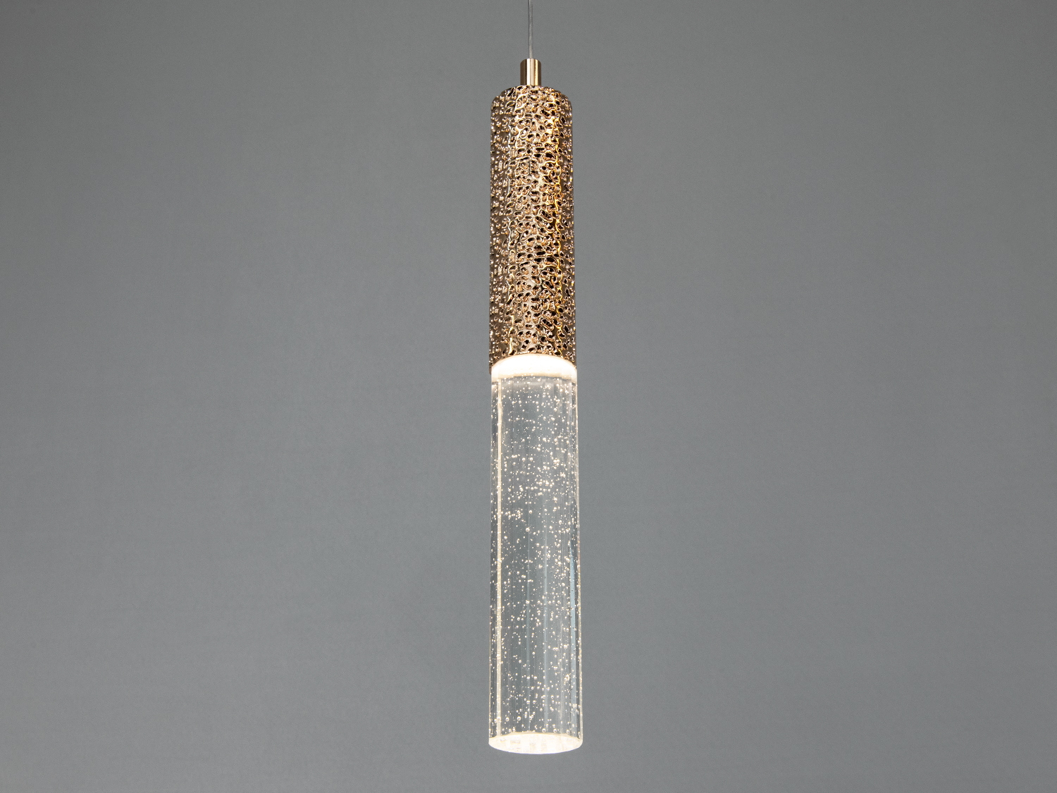 Підвісний світильник з прозорим скляним абажуром і декоративним металевим верхом. Підходить для сучасних інтер′єрів.