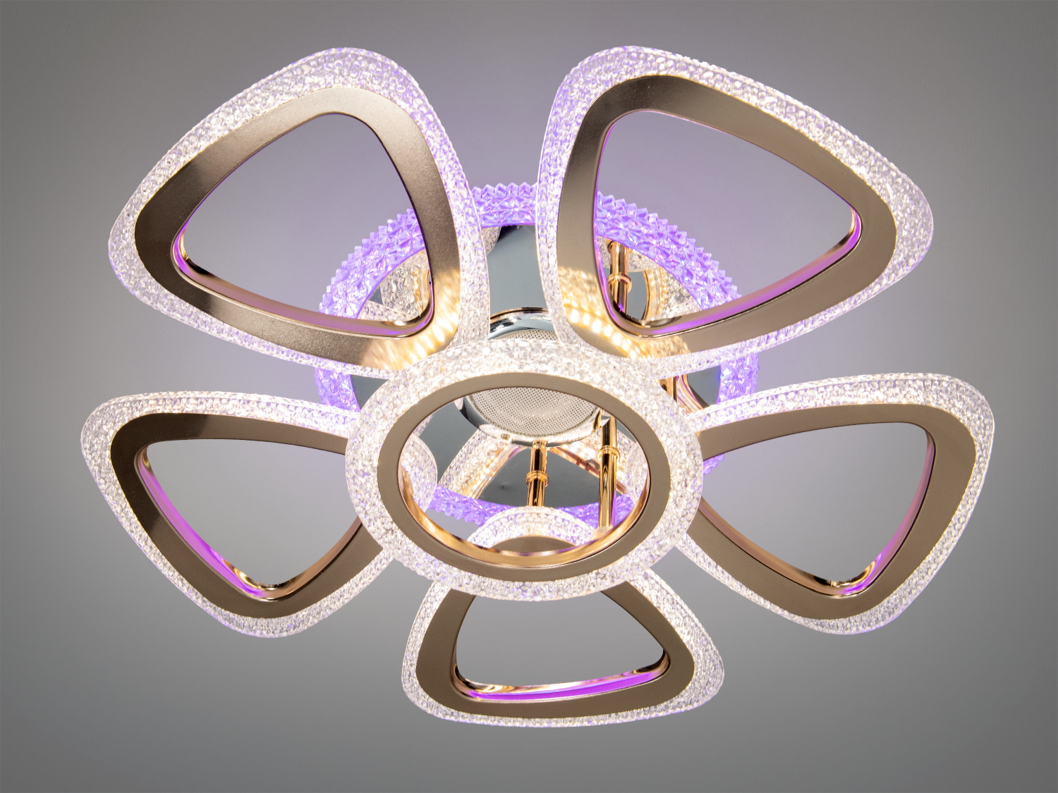 Люстра з п′ятьма трикутними елементами, що світяться фіолетовим світлом, підходить для сучасного інтер′єру.