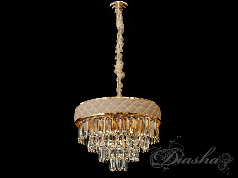 Нові ексклюзивні кришталеві люстри представлені на нашому сайті готові осяяти своїм блиском квартири українців. Ми раді представити колекцію кришталевих люстр під класичну лампу або економку, які ідеально підійдуть для невеликих кімнат, і навіть для низьких стель.
Кришталева люстра під звичайну лампочку із цоколем Е14.  Увага. Вага люстри 13кг.
&nbsp;