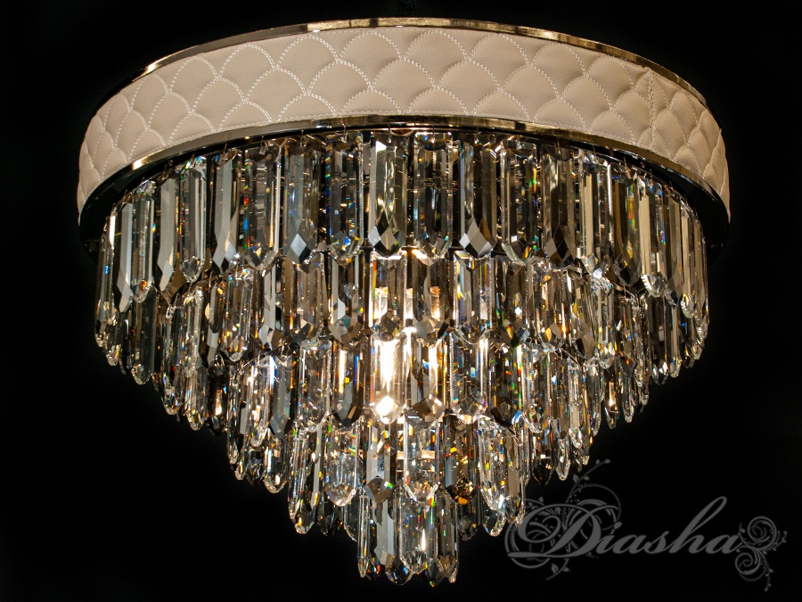 Перед вами &ndash; витончена сучасна кришталева люстра, яка є справжнім втіленням елегантності та сучасного дизайну. Це витвір мистецтва, що призначене стати яскравим акцентом у будь-якому інтер&rsquo;єрі, чи то розкішний зал, стильна кухня, чи затишна вітальня. Її хромовані тони та прозорі кришталі створюють гру світла і тіней, перетворюючи кожен промінь, що проникає через її підвіски, на танець іскорок на стінах та стелі.
Люстра оснащена дванадцятьма патронами Е14, які є ідеальними для тих, хто віддає перевагу енергоефективності та легкості заміни ламп. Вона розроблена таким чином, щоб бути не лише джерелом світла, але й естетичним доповненням інтер'єру, що підкреслює вишуканість та багатогранність смаку власника.
Люстра в залу внесе атмосферу розкоші та святковості. Вона може бути епіцентром інтер'єру, з якого розходяться хвилі затишку, приваблюючи сім'ю та гостей зібратися разом і насолоджуватися приємними моментами в домашньому теплі.
На кухні люстра перетворить щоденні обіди і вечері на справжній ритуал насолоди їжею та спілкуванням. Вона забезпечить достатнє освітлення для кулінарного процесу, в той же час додавши простору особливого шарму, від якого так важко відвести погляд.
Якщо ж потрібна люстра в кімнату, ця модель пропонує ідеальне поєднання функціональності та декоративності. Вона випромінює тепле, збалансоване світло, яке робить будь-яку кімнату більш привабливою та затишною, створюючи ідеальне місце для відпочинку та релаксації.
У Харкові купити люстру цієї моделі можна у багатьох магазинах, де представлена ТМ &laquo;Діаша&raquo;. В 