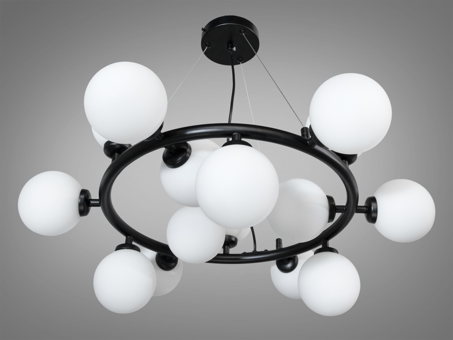 Круглий світильник на підвісі з білими матовими кулями, ідеальний для вітальні. Металевий каркас забезпечує надійність і стильний вигляд.